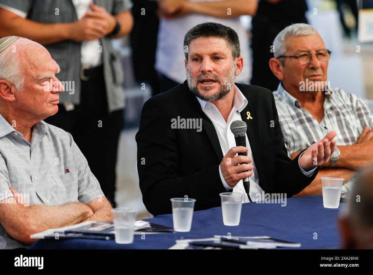 Le ministre israélien des Finances, Bezalel Smotric, s'adresse aux proches des Israéliens retenus en otage pendant le rassemblement. Les parents et amis d'Israéliens pris en otage par des militants palestiniens du Hamas dans la bande de Gaza, se sont rassemblés pour écouter le ministre israélien des Finances lors d'un rassemblement dans le centre de Jérusalem. Les partenaires de la coalition d'extrême droite du premier ministre israélien, le ministre de la sécurité nationale Itamar Ben Gvir et le ministre des Finances Bezalel Smotrich ont menacé le 1er juin de quitter le gouvernement s'il allait de l'avant avec un accord de libération d'otages décrit par le président américain Joe Biden. Banque D'Images Le ministre israélien des Finances, Bezalel Smotric, s'adresse aux proches des Israéliens retenus en otage pendant le rassemblement. Les parents et amis d'Israéliens pris en otage par des militants palestiniens du Hamas dans la bande de Gaza, se sont rassemblés pour écouter le ministre israélien des Finances lors d'un rassemblement dans le centre de Jérusalem. Les partenaires de la coalition d'extrême droite du premier ministre israélien, le ministre de la sécurité nationale Itamar Ben Gvir et le ministre des Finances Bezalel Smotrich ont menacé le 1er juin de quitter le gouvernement s'il allait de l'avant avec un accord de libération d'otages décrit par le président américain Joe Biden. Banque D'Images