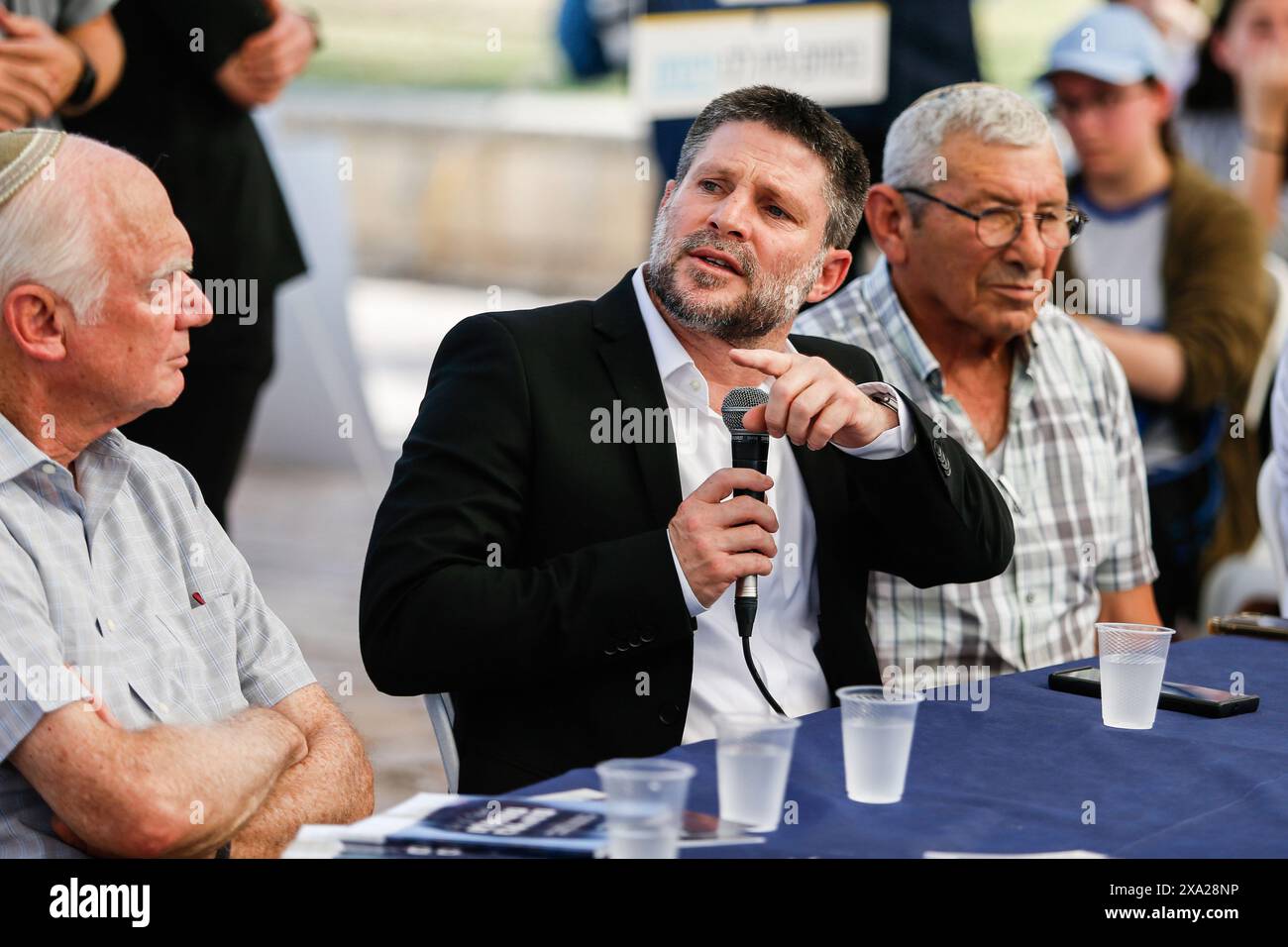 Le ministre israélien des Finances, Bezalel Smotric, s'adresse aux proches des Israéliens retenus en otage pendant le rassemblement. Les parents et amis d'Israéliens pris en otage par des militants palestiniens du Hamas dans la bande de Gaza, se sont rassemblés pour écouter le ministre israélien des Finances lors d'un rassemblement dans le centre de Jérusalem. Les partenaires de la coalition d'extrême droite du premier ministre israélien, le ministre de la sécurité nationale Itamar Ben Gvir et le ministre des Finances Bezalel Smotrich ont menacé le 1er juin de quitter le gouvernement s'il allait de l'avant avec un accord de libération d'otages décrit par le président américain Joe Biden. Banque D'Images Le ministre israélien des Finances, Bezalel Smotric, s'adresse aux proches des Israéliens retenus en otage pendant le rassemblement. Les parents et amis d'Israéliens pris en otage par des militants palestiniens du Hamas dans la bande de Gaza, se sont rassemblés pour écouter le ministre israélien des Finances lors d'un rassemblement dans le centre de Jérusalem. Les partenaires de la coalition d'extrême droite du premier ministre israélien, le ministre de la sécurité nationale Itamar Ben Gvir et le ministre des Finances Bezalel Smotrich ont menacé le 1er juin de quitter le gouvernement s'il allait de l'avant avec un accord de libération d'otages décrit par le président américain Joe Biden. Banque D'Images