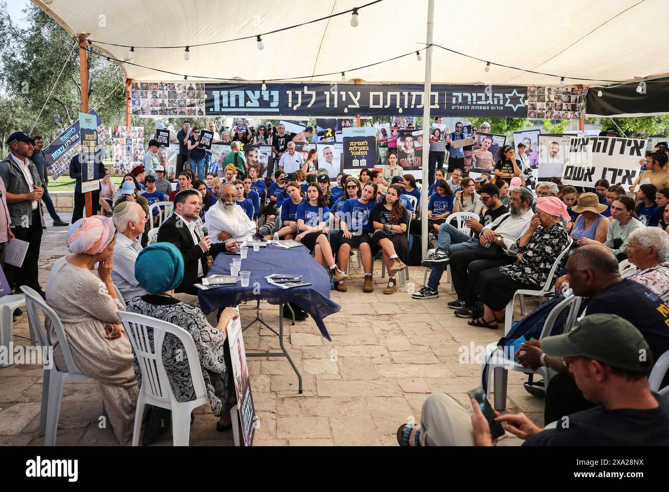 Le ministre israélien des Finances, Bezalel Smotric, s'adresse aux proches des Israéliens retenus en otage pendant le rassemblement. Les parents et amis d'Israéliens pris en otage par des militants palestiniens du Hamas dans la bande de Gaza, se sont rassemblés pour écouter le ministre israélien des Finances lors d'un rassemblement dans le centre de Jérusalem. Les partenaires de la coalition d'extrême droite du premier ministre israélien, le ministre de la sécurité nationale Itamar Ben Gvir et le ministre des Finances Bezalel Smotrich ont menacé le 1er juin de quitter le gouvernement s'il allait de l'avant avec un accord de libération d'otages décrit par le président américain Joe Biden. Banque D'Images Le ministre israélien des Finances, Bezalel Smotric, s'adresse aux proches des Israéliens retenus en otage pendant le rassemblement. Les parents et amis d'Israéliens pris en otage par des militants palestiniens du Hamas dans la bande de Gaza, se sont rassemblés pour écouter le ministre israélien des Finances lors d'un rassemblement dans le centre de Jérusalem. Les partenaires de la coalition d'extrême droite du premier ministre israélien, le ministre de la sécurité nationale Itamar Ben Gvir et le ministre des Finances Bezalel Smotrich ont menacé le 1er juin de quitter le gouvernement s'il allait de l'avant avec un accord de libération d'otages décrit par le président américain Joe Biden. Banque D'Images