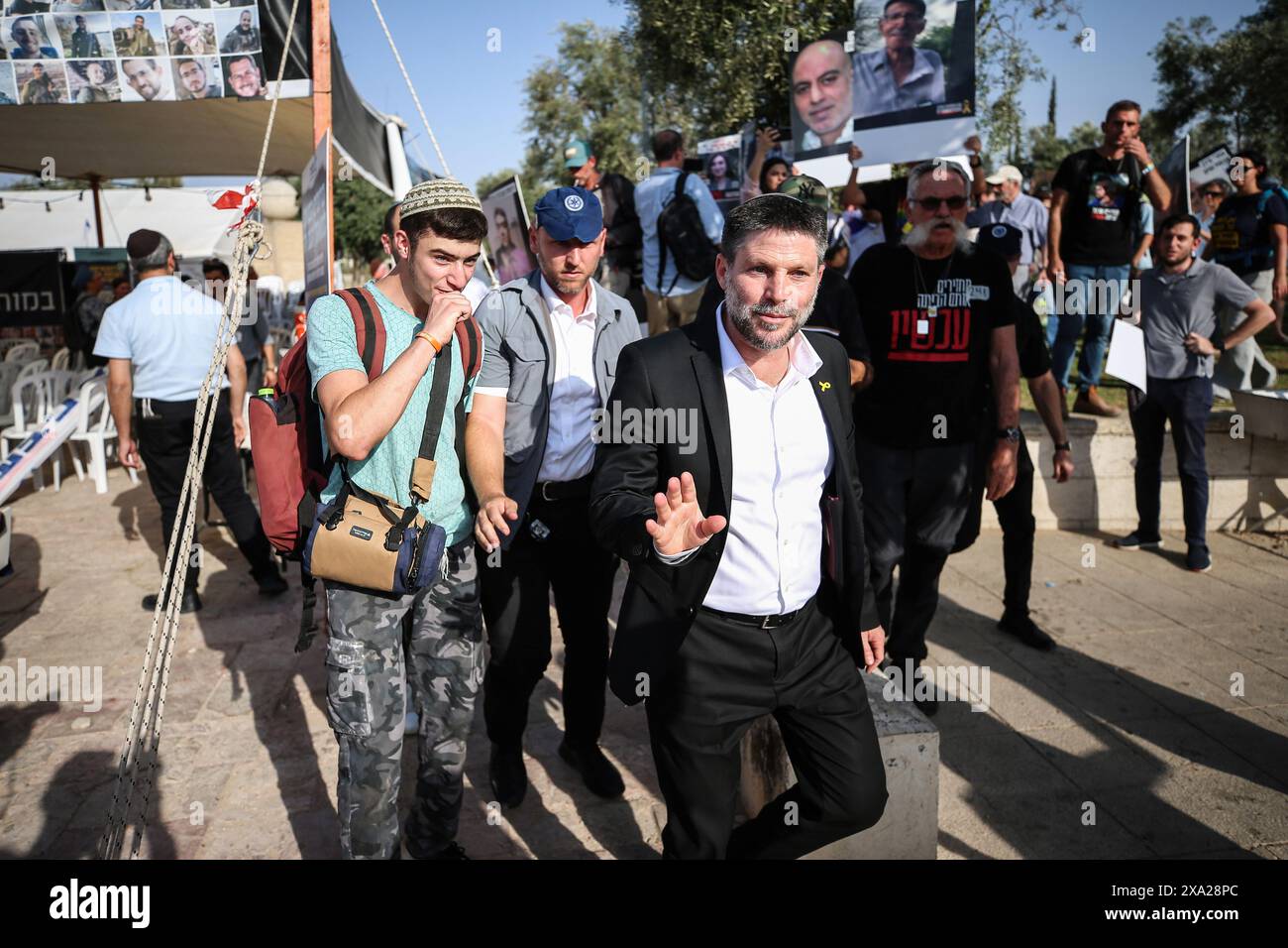 Le ministre israélien des Finances, Bezalel Smotric, s'adresse aux proches des Israéliens retenus en otage pendant le rassemblement. Les parents et amis d'Israéliens pris en otage par des militants palestiniens du Hamas dans la bande de Gaza, se sont rassemblés pour écouter le ministre israélien des Finances lors d'un rassemblement dans le centre de Jérusalem. Les partenaires de la coalition d'extrême droite du premier ministre israélien, le ministre de la sécurité nationale Itamar Ben Gvir et le ministre des Finances Bezalel Smotrich ont menacé le 1er juin de quitter le gouvernement s'il allait de l'avant avec un accord de libération d'otages décrit par le président américain Joe Biden. Banque D'Images Le ministre israélien des Finances, Bezalel Smotric, s'adresse aux proches des Israéliens retenus en otage pendant le rassemblement. Les parents et amis d'Israéliens pris en otage par des militants palestiniens du Hamas dans la bande de Gaza, se sont rassemblés pour écouter le ministre israélien des Finances lors d'un rassemblement dans le centre de Jérusalem. Les partenaires de la coalition d'extrême droite du premier ministre israélien, le ministre de la sécurité nationale Itamar Ben Gvir et le ministre des Finances Bezalel Smotrich ont menacé le 1er juin de quitter le gouvernement s'il allait de l'avant avec un accord de libération d'otages décrit par le président américain Joe Biden. Banque D'Images