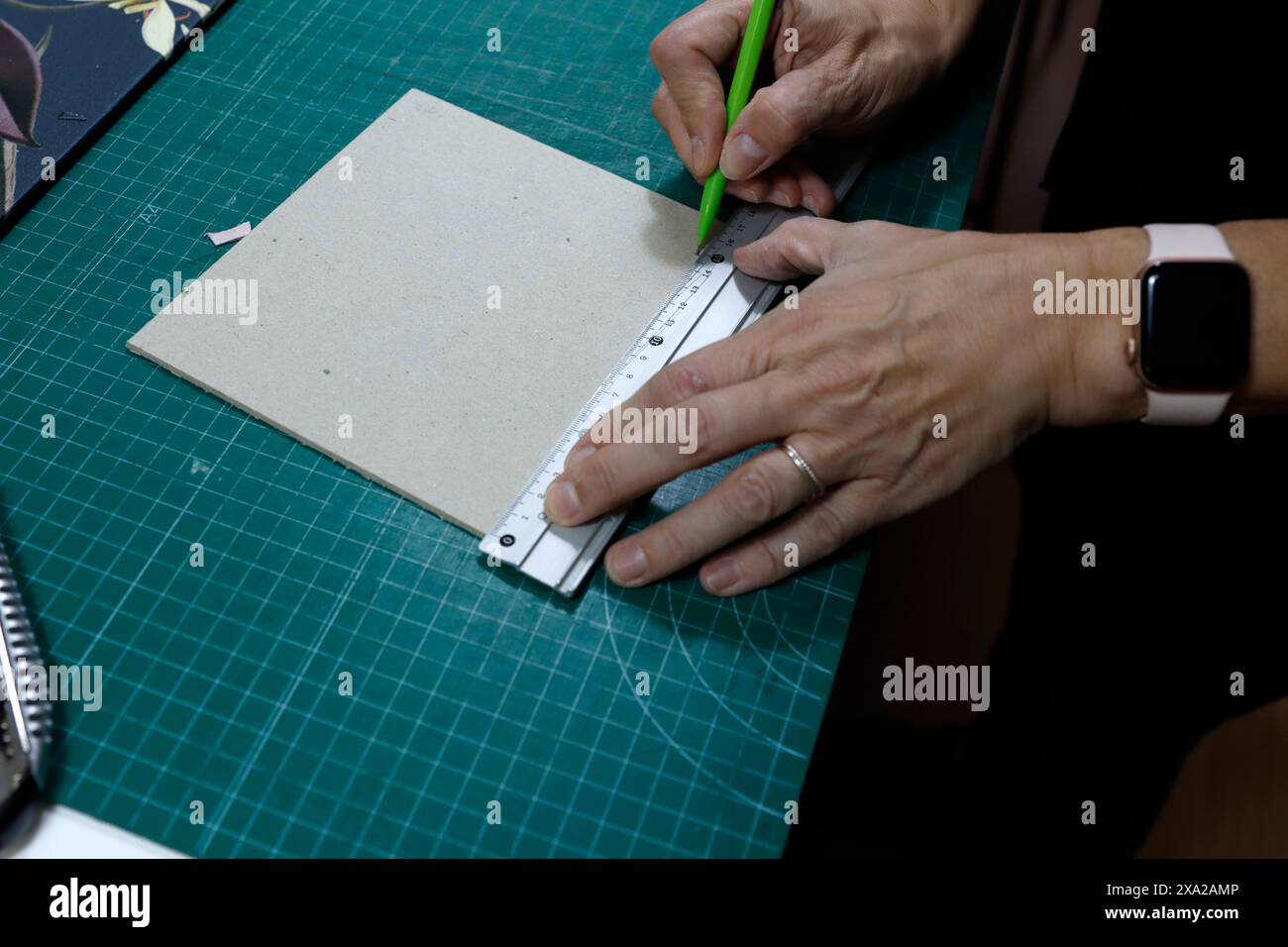 Artiste travaillant dans son atelier Banque D'Images