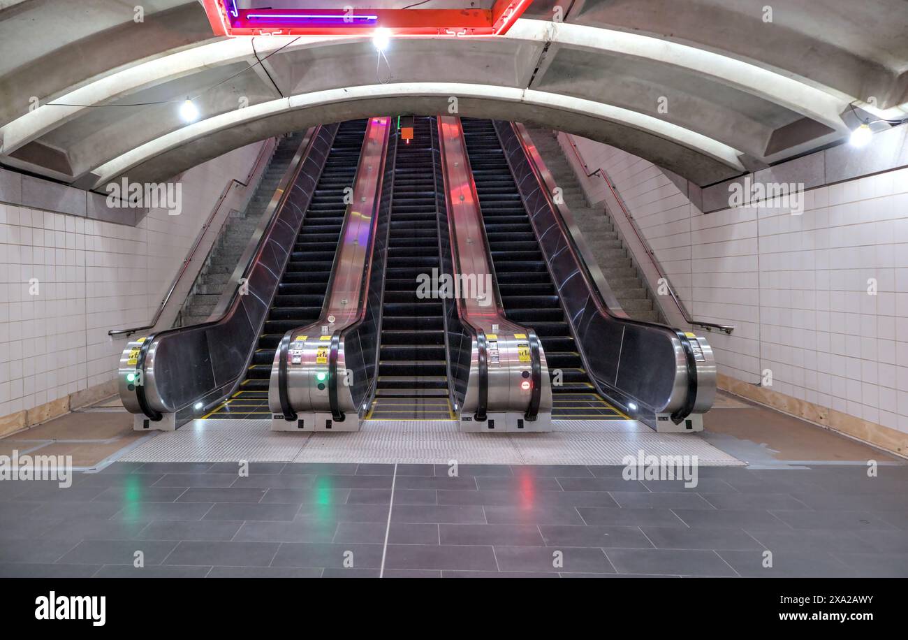 escalator coloré dans la station de métro (chemin nouveau maillot) lieu d'échange de haut en bas des escaliers mobiles (plate-forme d'arrêt de train) avec des lumières Banque D'Images