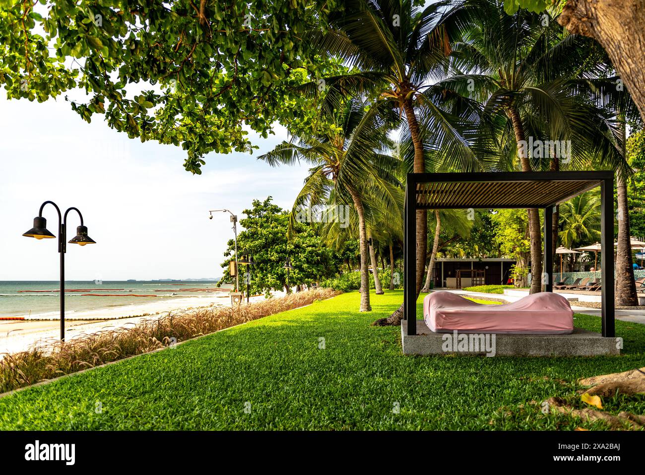 Un belvédère près de la plage sur une pelouse verte Banque D'Images