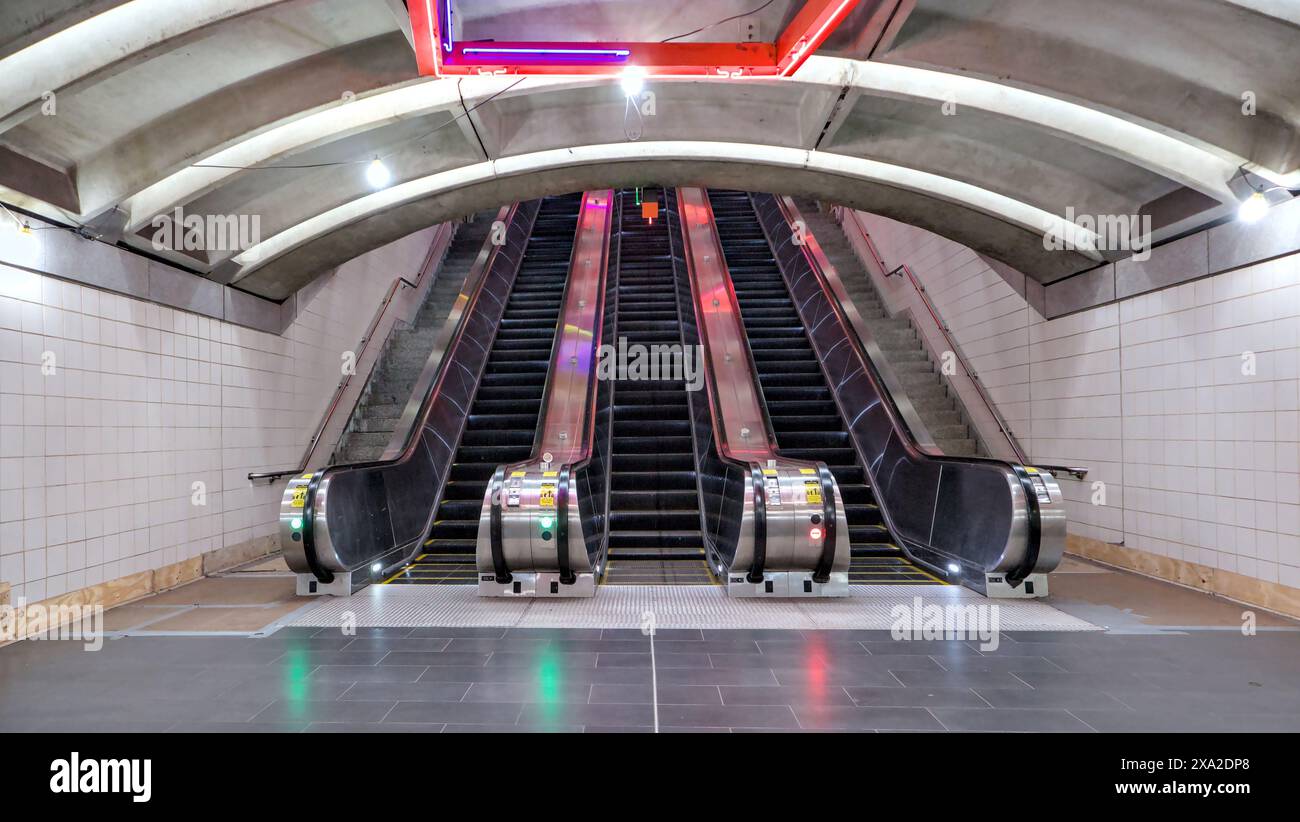 escalator coloré dans la station de métro (chemin nouveau maillot) lieu d'échange de haut en bas des escaliers mobiles (plate-forme d'arrêt de train) avec des lumières Banque D'Images