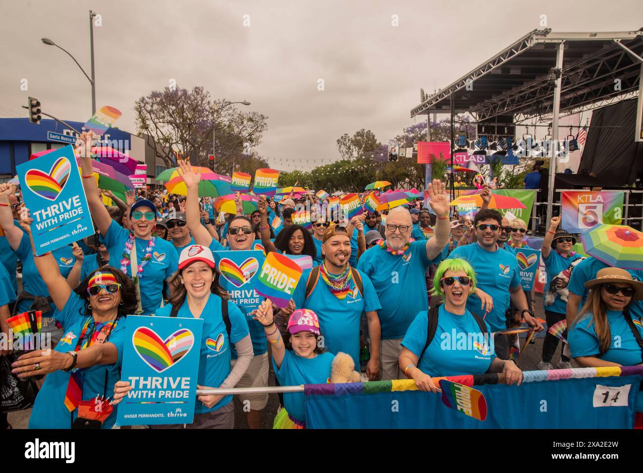 Des dizaines de milliers de personnes se sont rassemblées à West Hollywood le dimanche 2 juin pour la parade annuelle de la fierté WeHo. La légendaire chanteuse pop Cyndi Lauper a été nommée Ally à vie lors de la WeHo Pride Parade 2024. Banque D'Images