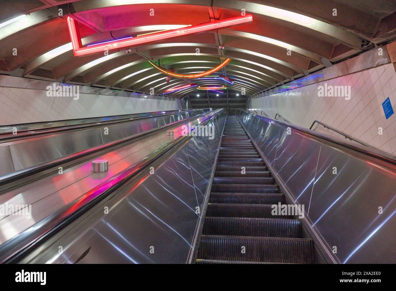 escalator coloré dans la station de métro (chemin nouveau maillot) lieu d'échange de haut en bas des escaliers mobiles (plate-forme d'arrêt de train) avec des lumières Banque D'Images