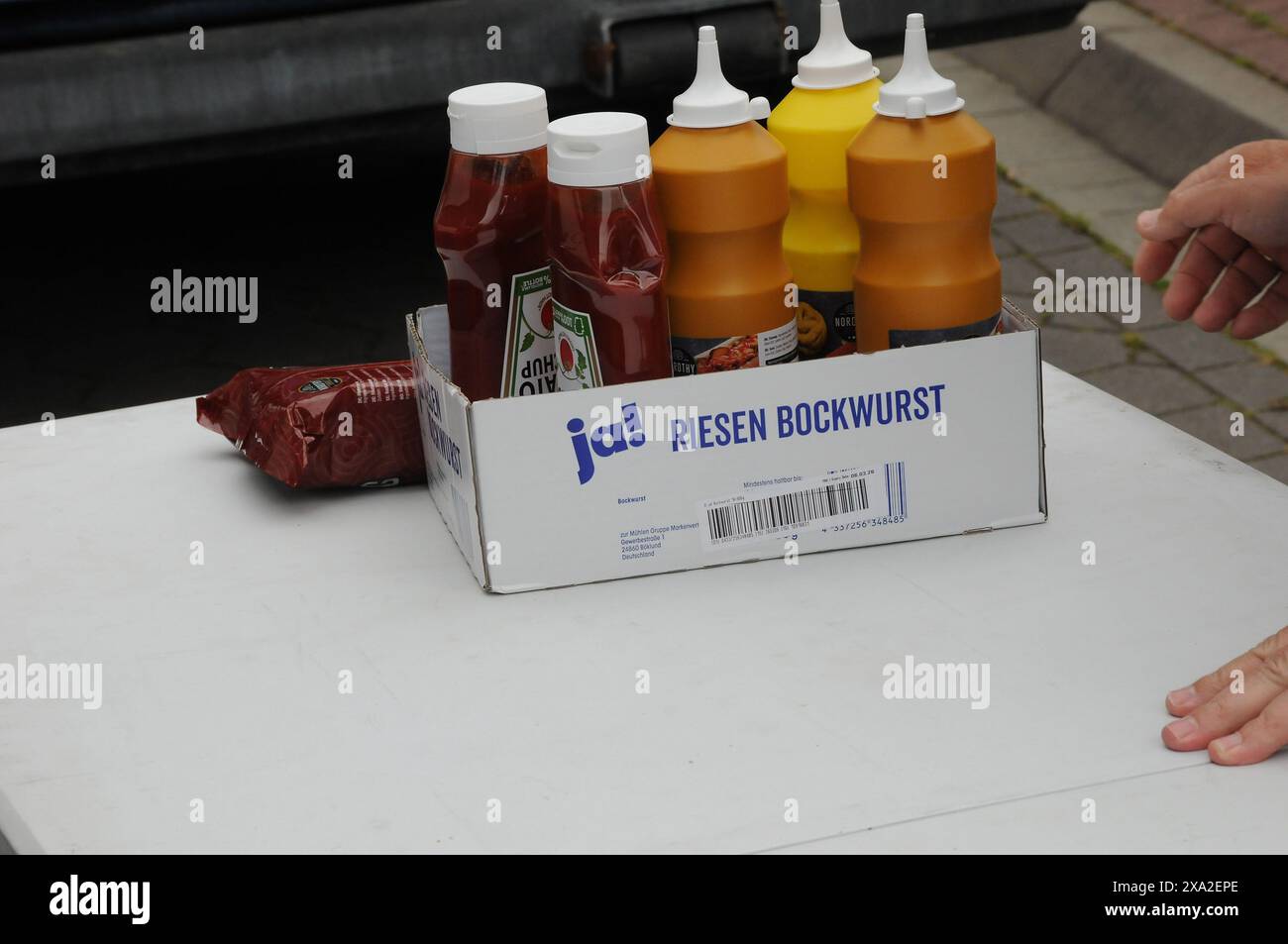 Deutchland /Allemagne/ 02 juin 2024/Deutsche souages voyage en bus touristes déjeuner dans une place de parking dans la campagne allemande dans le destcheland. (Photo. Francis Joseph Dean/Dean Pictures) Banque D'Images