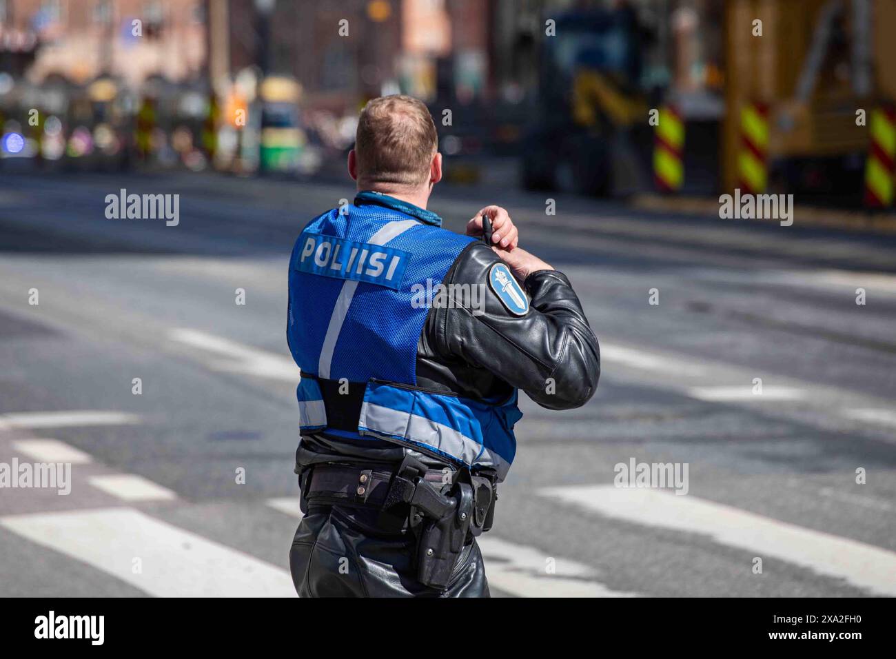 La police des motos sécurise la marche de la fête du travail dans le district de Hakaniemi à Helsinki, en Finlande Banque D'Images