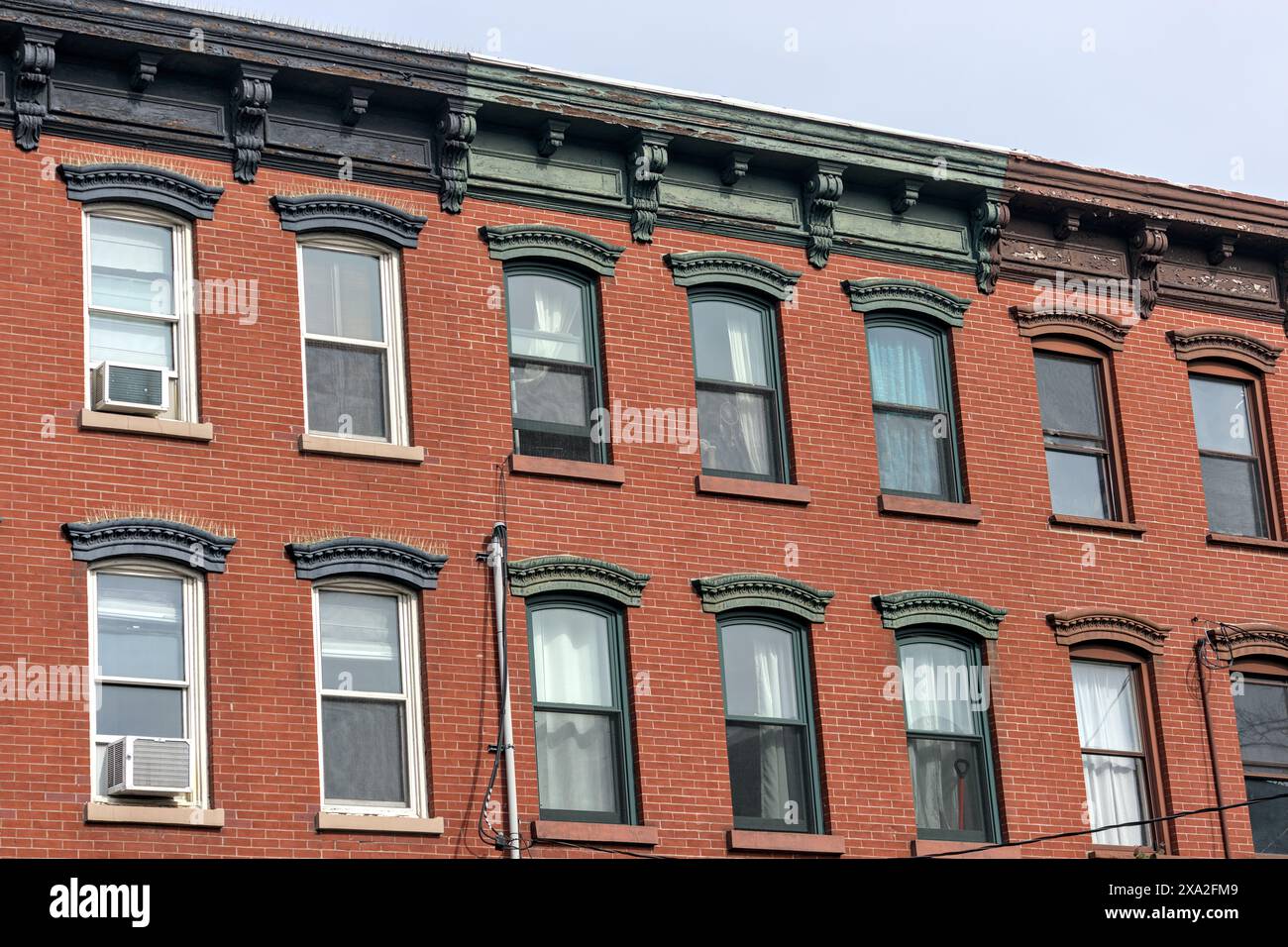 détail du bâtiment jersey city brownstone (bâtiments historiques en briques rouges d'avant-guerre avec lignes électriques) belles maisons d'appartements immobiliers avec corniche déco Banque D'Images