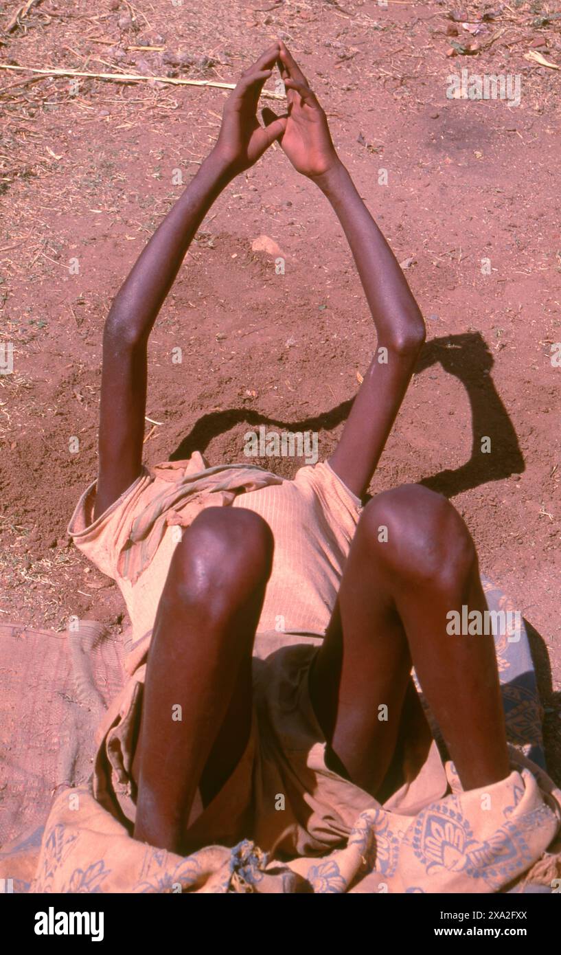 Inde : un fakir ou yogi avec sa tête enterrée dans le sol, Festival Poornima tenu près du temple Yellamma, Saundatti, Karnataka (1994). Chaque année, au mois hindou de Magh (janvier - février), plus d'un demi-million de personnes se rassemblent autour du petit temple de la déesse Yellamma à Saundatti. Yellamma est la patronne des devadasi ou des femmes dédiées au service d'une divinité ou d'un temple. Banque D'Images