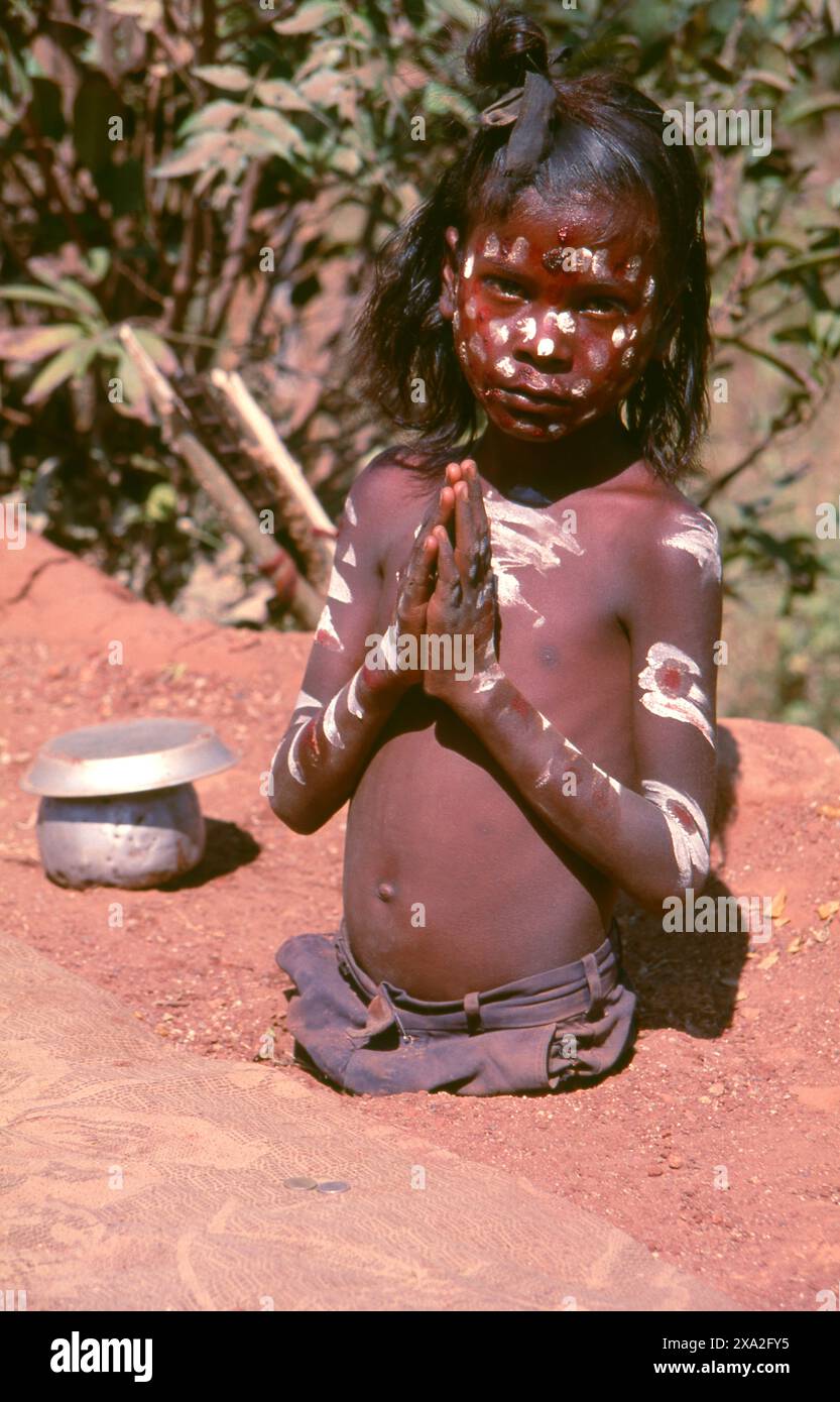Inde : un jeune fakir ou yogi, enterré jusqu'à la taille, attendant l'aumône ou le baksheesh, Festival Poornima tenu près du temple Yellamma, Saundatti, Karnataka (1994). Chaque année, au mois hindou de Magh (janvier - février), plus d'un demi-million de personnes se rassemblent autour du petit temple de la déesse Yellamma à Saundatti. Yellamma est la patronne des devadasi ou des femmes dédiées au service d'une divinité ou d'un temple. Banque D'Images