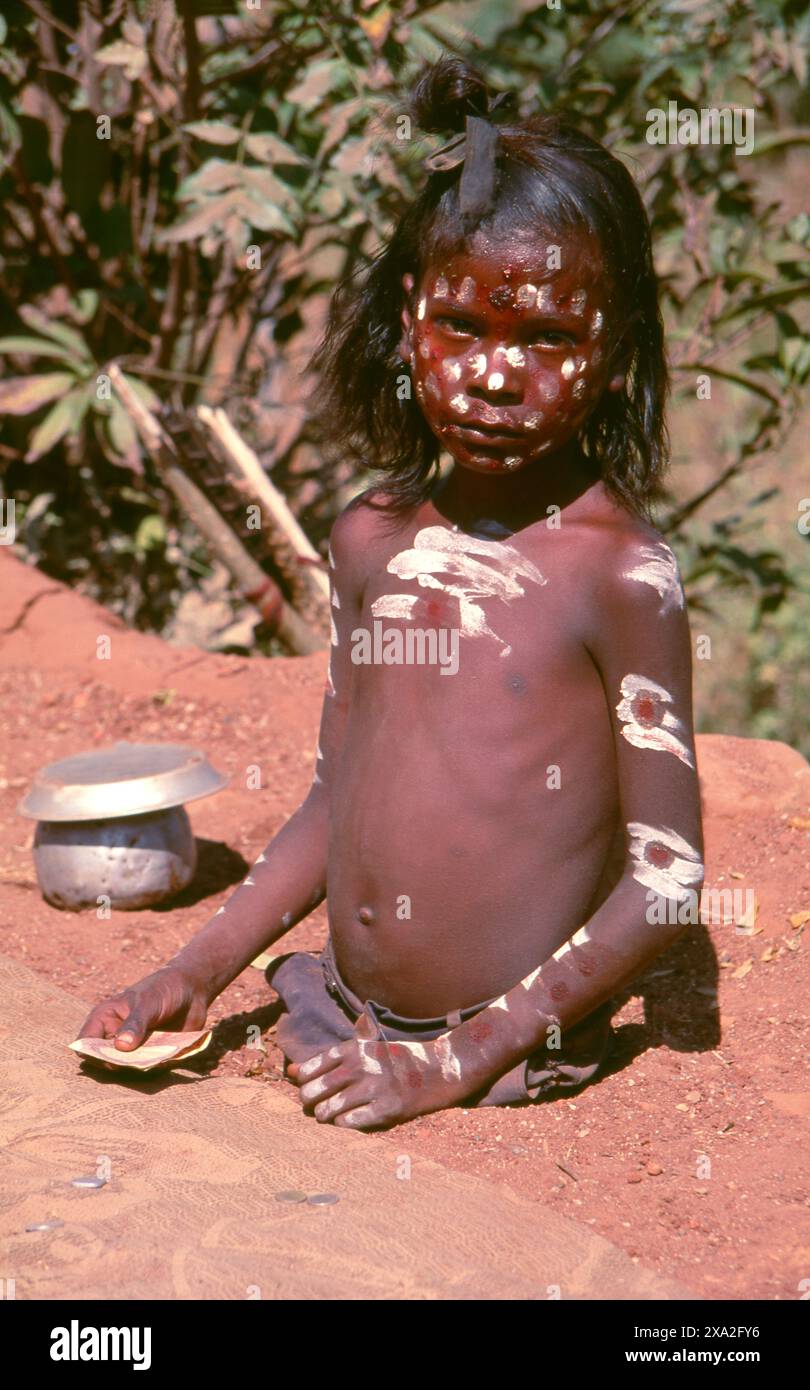 Inde : un jeune futur fakir ou yogi, enterré jusqu'à la taille, recevant l'aumône ou le baksheesh, Festival Poornima tenu près du temple Yellamma, Saundatti, Karnataka (1994). Chaque année, au mois hindou de Magh (janvier - février), plus d'un demi-million de personnes se rassemblent autour du petit temple de la déesse Yellamma à Saundatti. Yellamma est la patronne des devadasi ou des femmes dédiées au service d'une divinité ou d'un temple. Banque D'Images