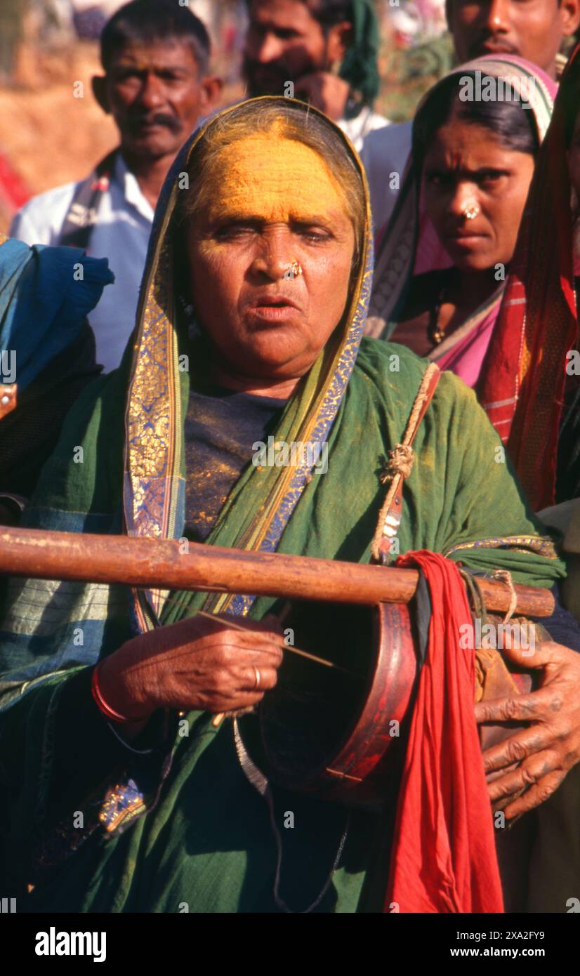 Inde : un dévot de la déesse Yellamma, Festival Poornima tenu près du temple Yellamma, Saundatti, Karnataka (1994). Chaque année, au mois hindou de Magh (janvier - février), plus d'un demi-million de personnes se rassemblent autour du petit temple de la déesse Yellamma à Saundatti. Yellamma est la patronne des devadasi ou des femmes dédiées au service d'une divinité ou d'un temple. Banque D'Images