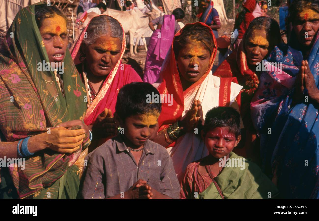 Inde : dévots de la déesse Yellamma, Festival Poornima tenu près du temple Yellamma, Saundatti, Karnataka (1994). Chaque année, au mois hindou de Magh (janvier - février), plus d'un demi-million de personnes se rassemblent autour du petit temple de la déesse Yellamma à Saundatti. Yellamma est la patronne des devadasi ou des femmes dédiées au service d'une divinité ou d'un temple. Banque D'Images