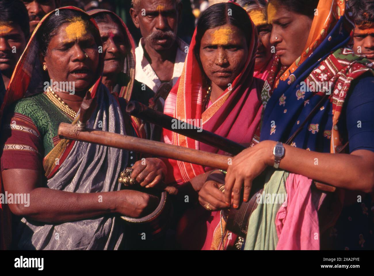 Inde : dévots de la déesse Yellamma, Festival Poornima tenu près du temple Yellamma, Saundatti, Karnataka (1994). Chaque année, au mois hindou de Magh (janvier - février), plus d'un demi-million de personnes se rassemblent autour du petit temple de la déesse Yellamma à Saundatti. Yellamma est la patronne des devadasi ou des femmes dédiées au service d'une divinité ou d'un temple. Banque D'Images