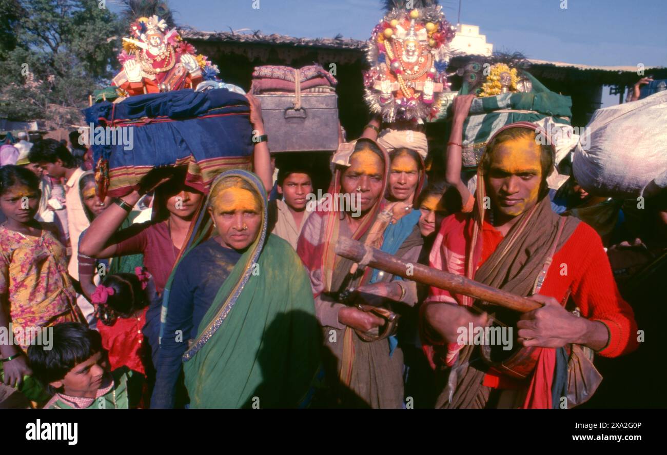 Inde : dévots de la déesse Yellamma, Festival Poornima tenu près du temple Yellamma, Saundatti, Karnataka (1994). Chaque année, au mois hindou de Magh (janvier - février), plus d'un demi-million de personnes se rassemblent autour du petit temple de la déesse Yellamma à Saundatti. Yellamma est la patronne des devadasi ou des femmes dédiées au service d'une divinité ou d'un temple. Banque D'Images