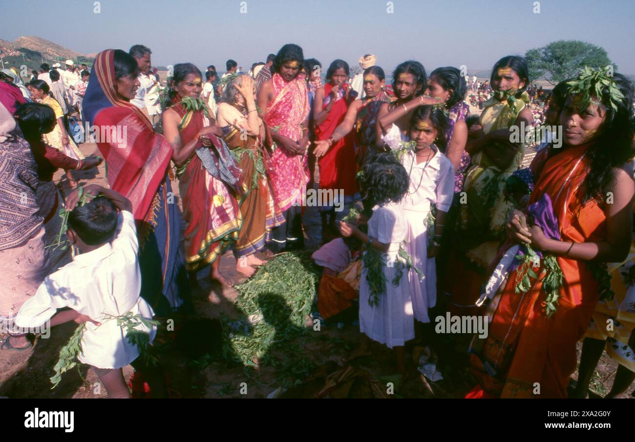 Inde : dévots de la déesse Yellamma avec des feuilles de neem, Festival Poornima tenu près du temple Yellamma, Saundatti, Karnataka (1994). Chaque année, au mois hindou de Magh (janvier - février), plus d'un demi-million de personnes se rassemblent autour du petit temple de la déesse Yellamma à Saundatti. Yellamma est la patronne des devadasi ou des femmes dédiées au service d'une divinité ou d'un temple. Banque D'Images