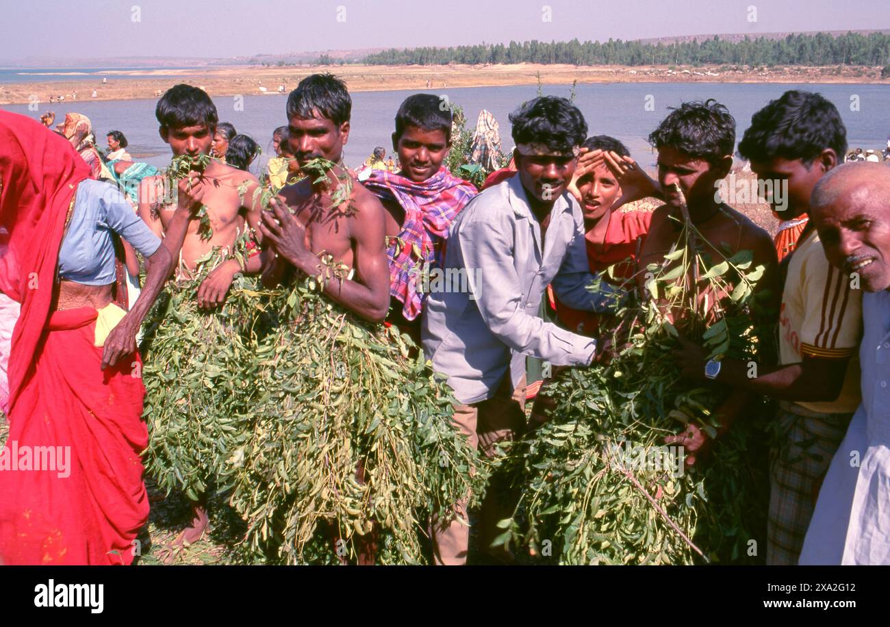 Inde : dévots de la déesse Yellamma couverts de feuilles de neem, Festival Poornima tenu près du temple Yellamma, Saundatti, Karnataka (1994). Chaque année, au mois hindou de Magh (janvier - février), plus d'un demi-million de personnes se rassemblent autour du petit temple de la déesse Yellamma à Saundatti. Yellamma est la patronne des devadasi ou des femmes dédiées au service d'une divinité ou d'un temple. Banque D'Images