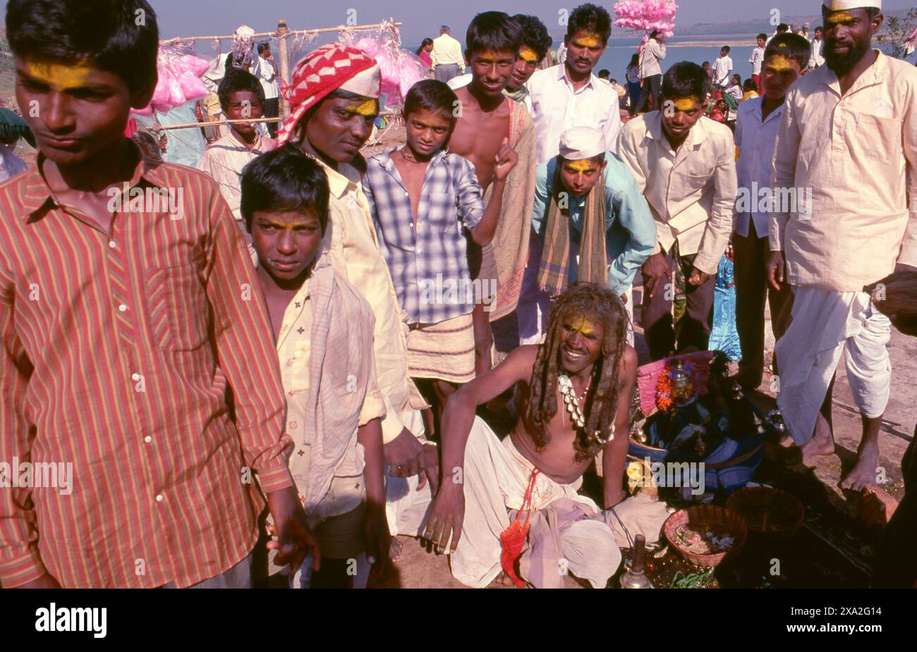 Inde : dévots de la déesse Yellamma, Festival Poornima tenu près du temple Yellamma, Saundatti, Karnataka (1994). Chaque année, au mois hindou de Magh (janvier - février), plus d'un demi-million de personnes se rassemblent autour du petit temple de la déesse Yellamma à Saundatti. Yellamma est la patronne des devadasi ou des femmes dédiées au service d'une divinité ou d'un temple. Banque D'Images
