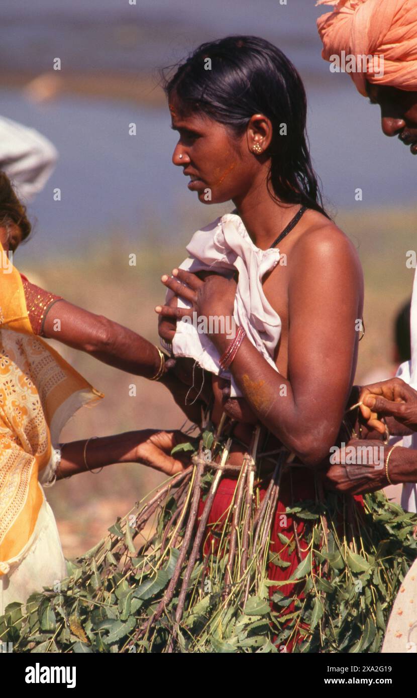 Inde : un dévot de la déesse Yellamma couvert de feuilles de neem, Festival Poornima tenu près du temple Yellamma, Saundatti, Karnataka (1994). Chaque année, au mois hindou de Magh (janvier - février), plus d'un demi-million de personnes se rassemblent autour du petit temple de la déesse Yellamma à Saundatti. Yellamma est la patronne des devadasi ou des femmes dédiées au service d'une divinité ou d'un temple. Banque D'Images