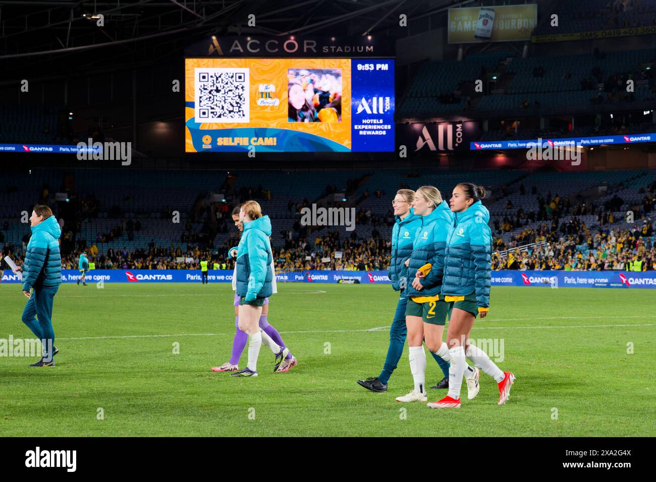 Sydney, Australie. 03 juin 2024. Les joueurs de CommBank Matildas remercient la foule pour leur soutien après le match amical international entre l'Australie et la Chine PR au stade Accor le 3 juin 2024 à Sydney, Australie crédit : IOIO IMAGES/Alamy Live News Banque D'Images