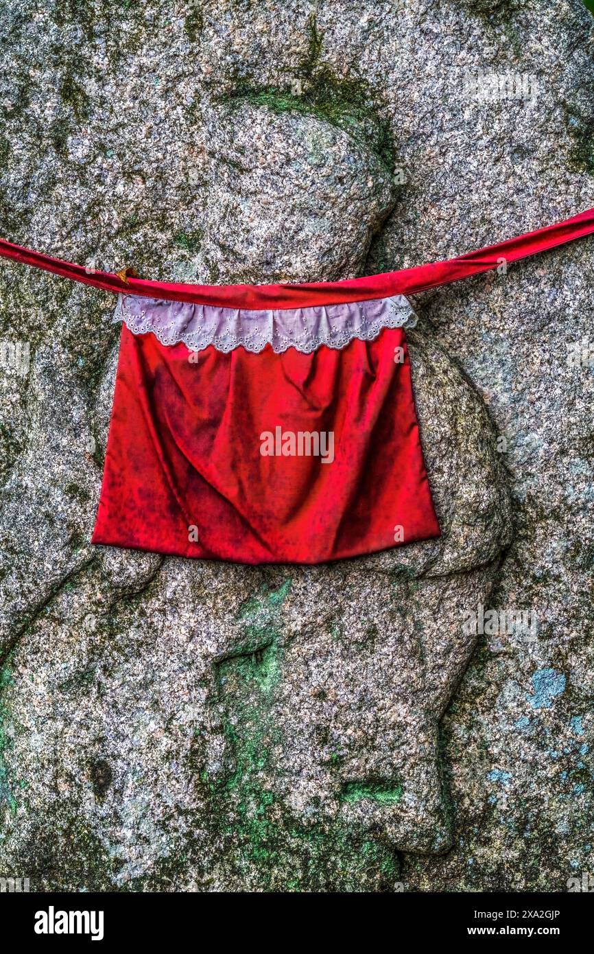 Pierre colorée Jizo enfant Bouddha Statue Red Bib Statue Kiyomizu Temple bouddhiste Kyoto Japon. Les statues de Jizo représentent des enfants morts avant leurs parents. Rouge Banque D'Images