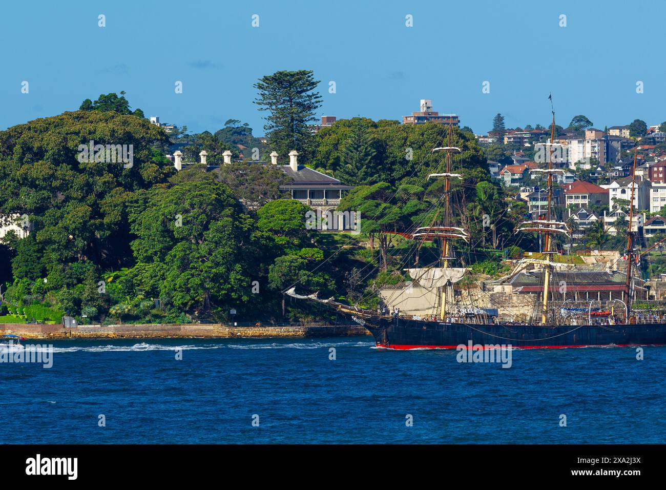 Le port de Sydney en Australie, y compris la barque James Craig et Admiralty House, la résidence officielle du gouverneur général de l'Australie à Sydney. Banque D'Images