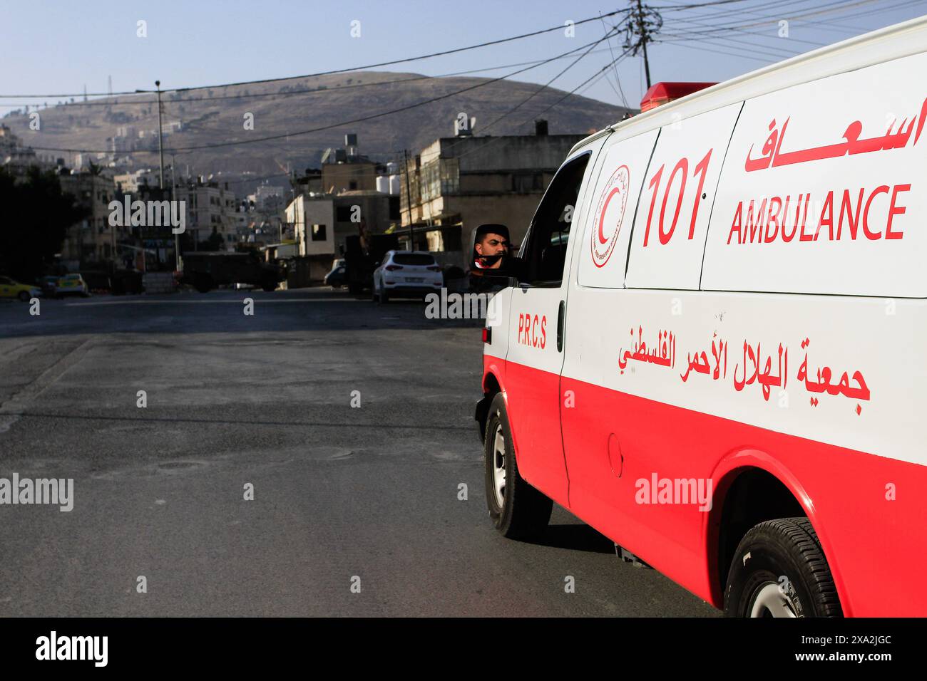 Naplouse, Palestine. 03 juin 2024. Des ambulances palestiniennes sont stationnées alors que des affrontements ont lieu entre manifestants palestiniens et troupes israéliennes lors d'un raid sur le camp de réfugiés de Balata. Crédit : SOPA images Limited/Alamy Live News Banque D'Images