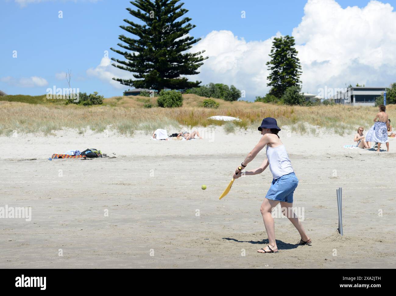 Jouer au cricket sur la belle plage de Tauranga, Nouvelle-Zélande. Banque D'Images