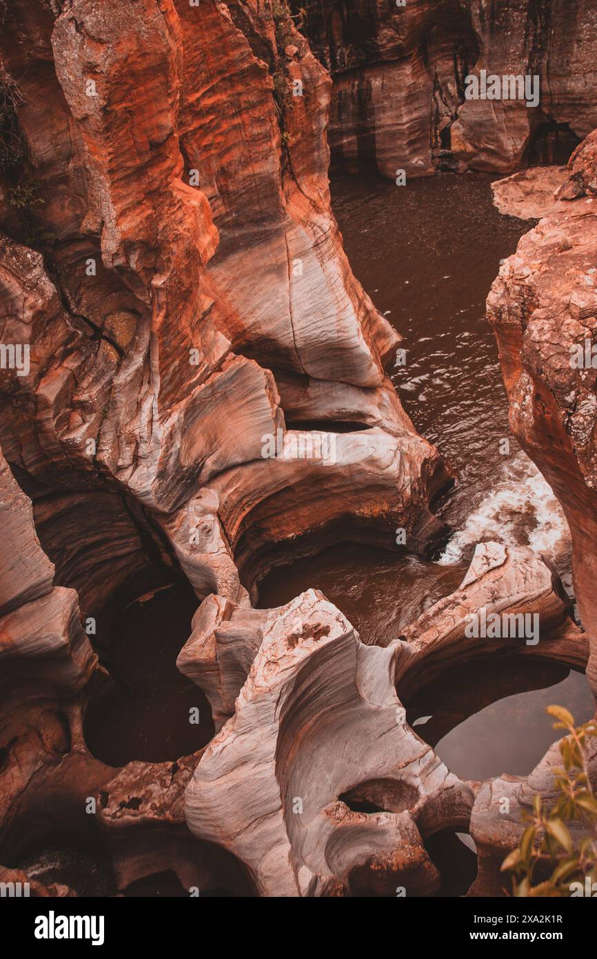 Une vue enchanteresse sur Burks Luck Potholes et une chute d'eau à proximité en Afrique du Sud, mettant en valeur les superbes formations rocheuses sculptées et la tranquillité de l'eau Banque D'Images