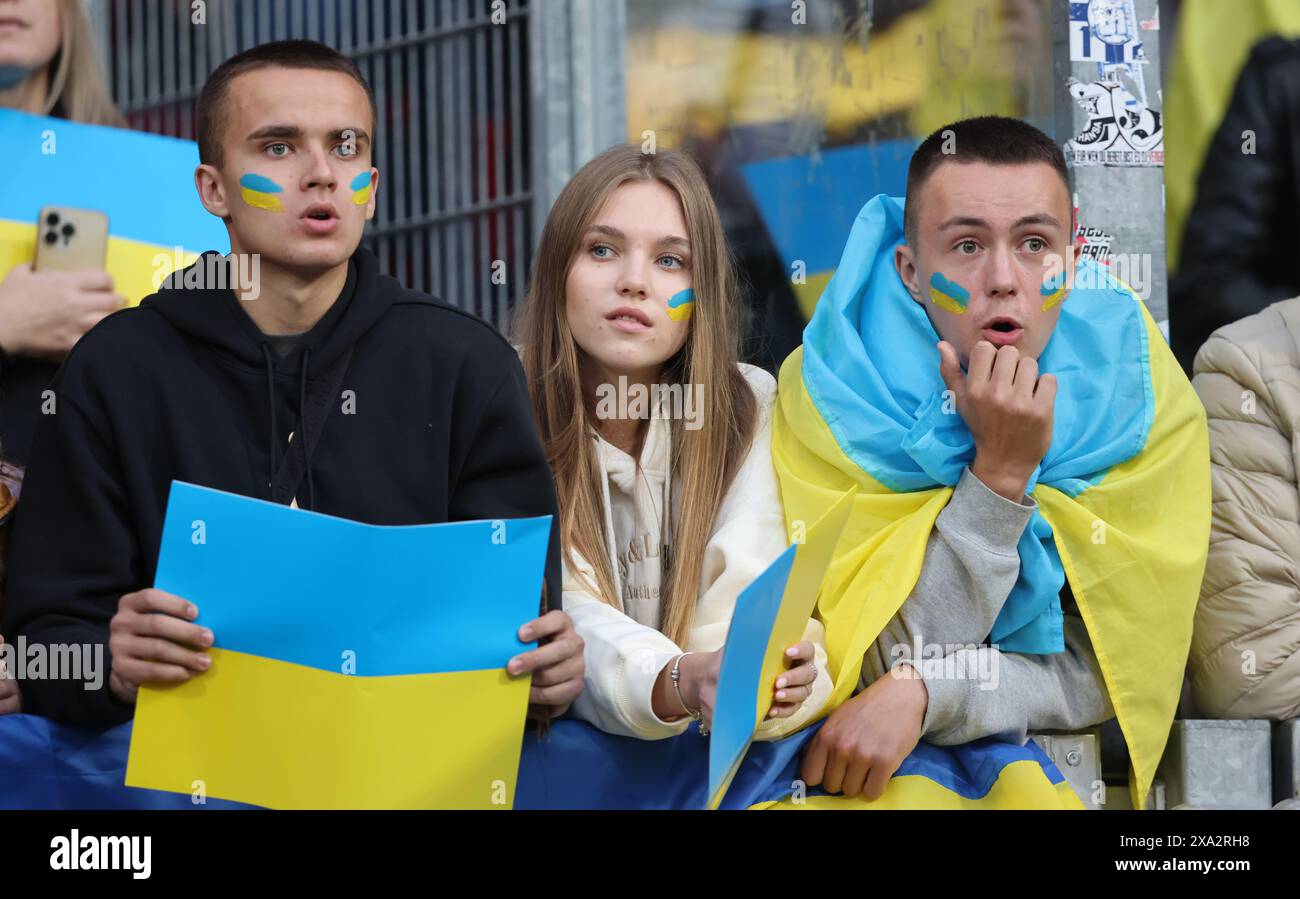 NUREMBERG, ALLEMAGNE - 03 JUIN : les fans de l'Ukraine lors du match amical international entre l'Allemagne et l'Ukraine au Max-Morlock-Stadion le 03 juin 2024 à Nuremberg, Allemagne. © diebilderwelt / Alamy Stock Banque D'Images