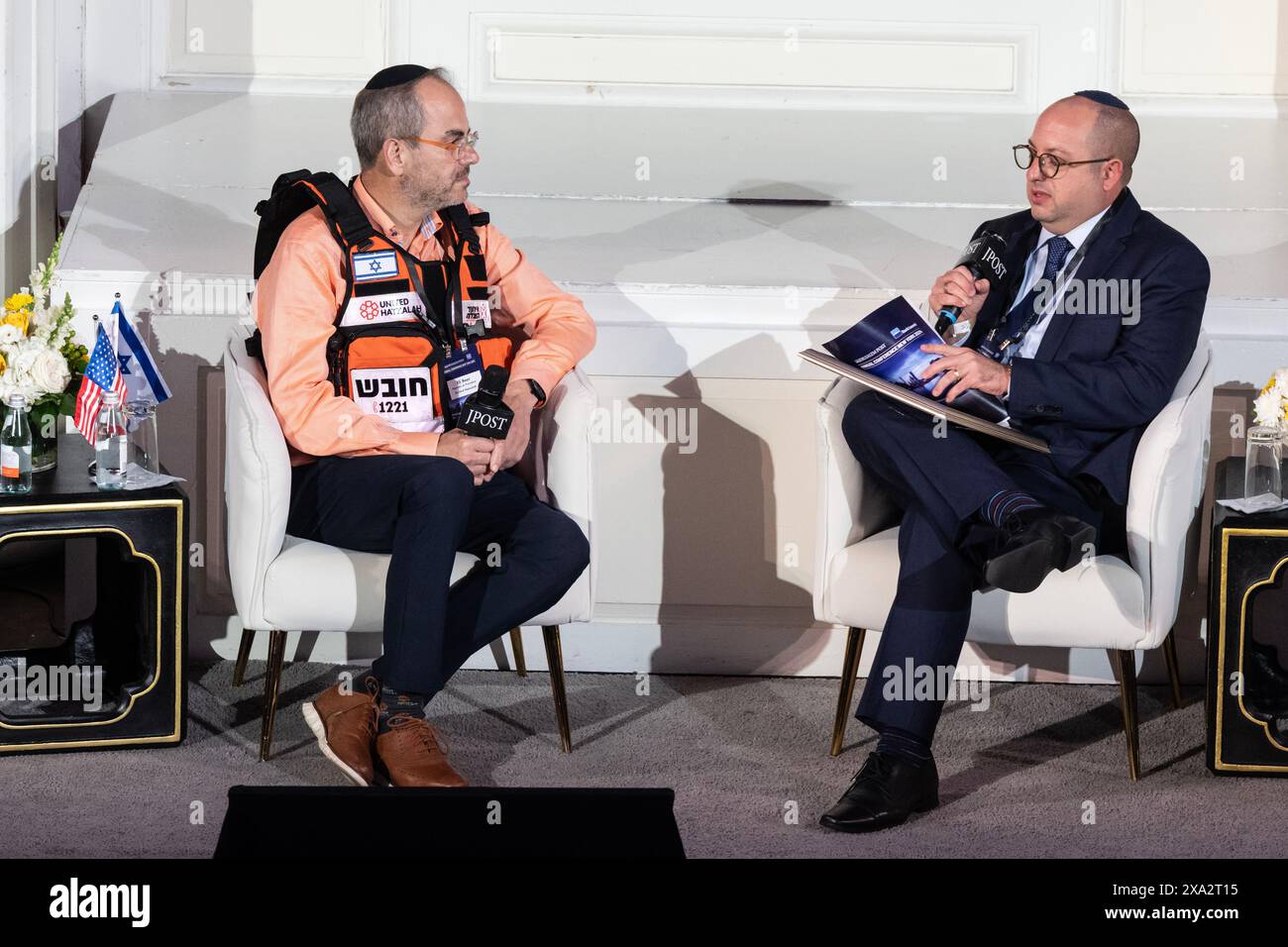 Le fondateur et président de United Hatzalah Eli Beer s’exprime lors d’un entretien avec la rédactrice en chef Zvika Klein à la conférence du Jerusalem Post au 583 Park Avenue à New York le 3 juin 2024 Banque D'Images