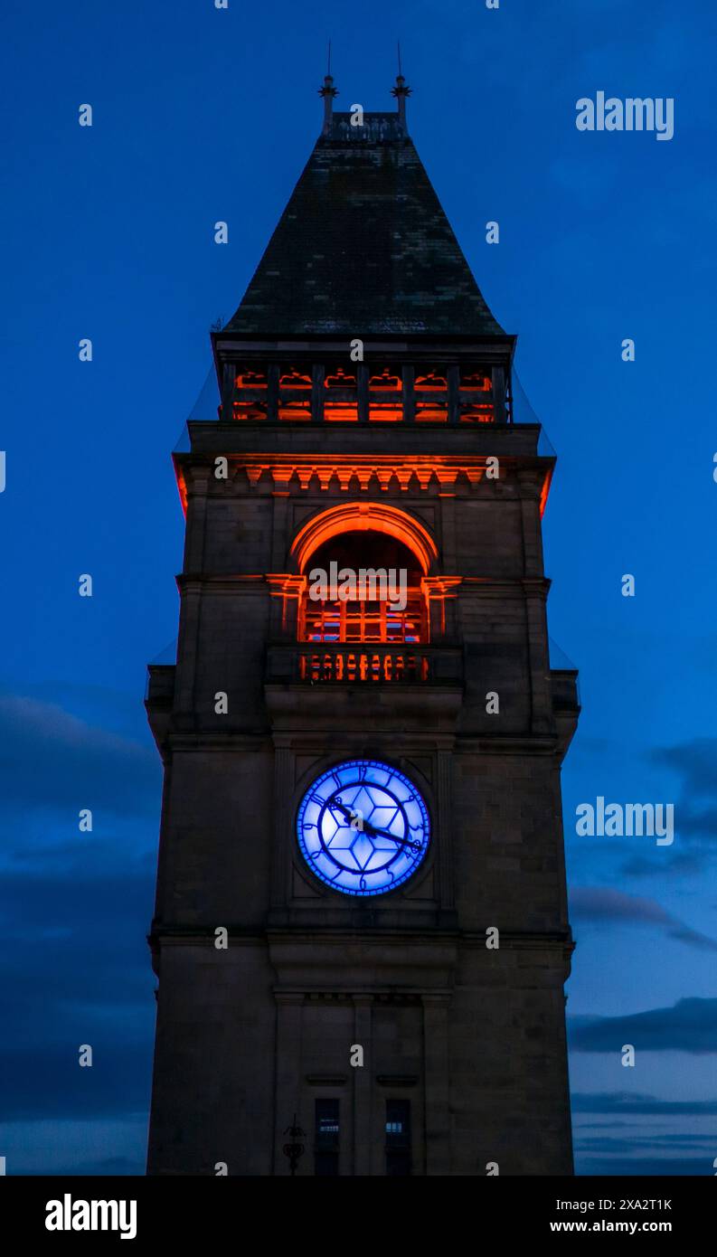 La tour de l'horloge de l'hôtel de ville de Wakefield est illuminée aux couleurs de l'association MND en hommage à la mort de l'ancien joueur de Rhino de Leeds Rob Burrow, atteint d'une maladie du motoneurone. Date de la photo : lundi 3 juin 2024. Banque D'Images