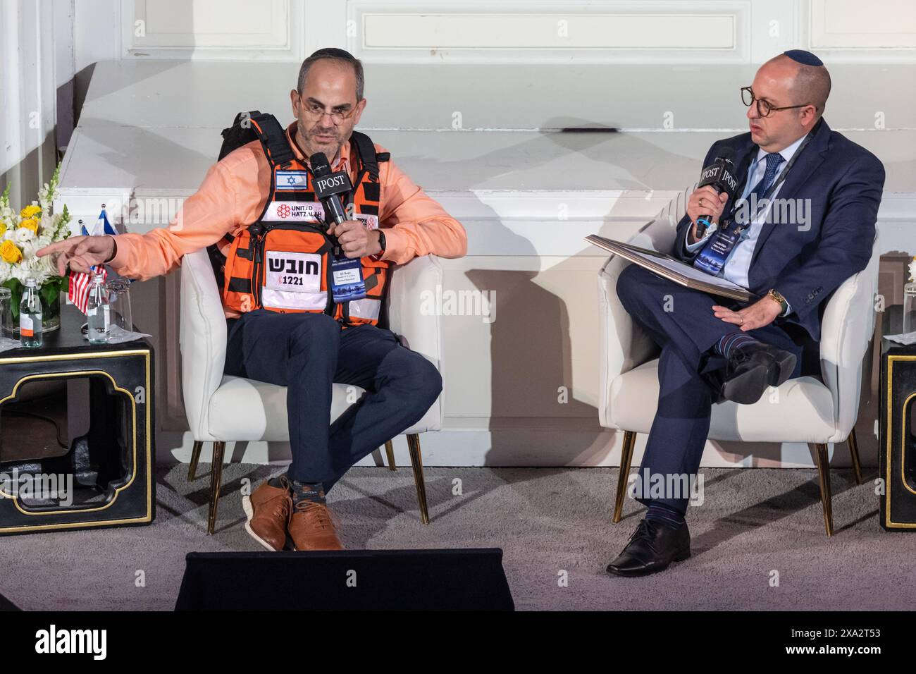 Le fondateur et président de United Hatzalah Eli Beer s’exprime lors d’un entretien avec la rédactrice en chef Zvika Klein à la conférence du Jerusalem Post au 583 Park Avenue à New York le 3 juin 2024 Banque D'Images