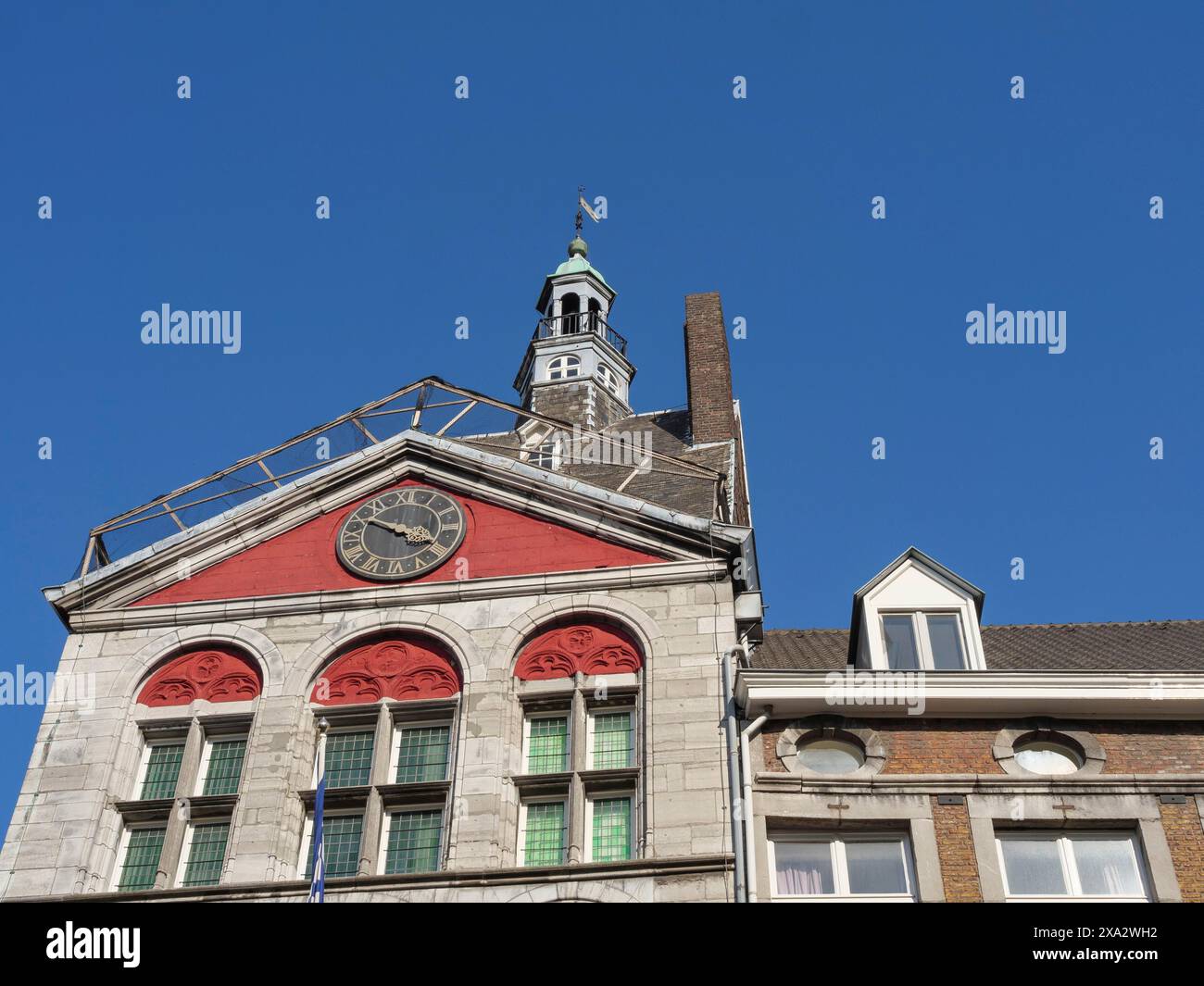 Bâtiment historique de l'hôtel de ville avec clocher et cadran de l'horloge sous un ciel bleu vif, Maastricht, pays-Bas Banque D'Images