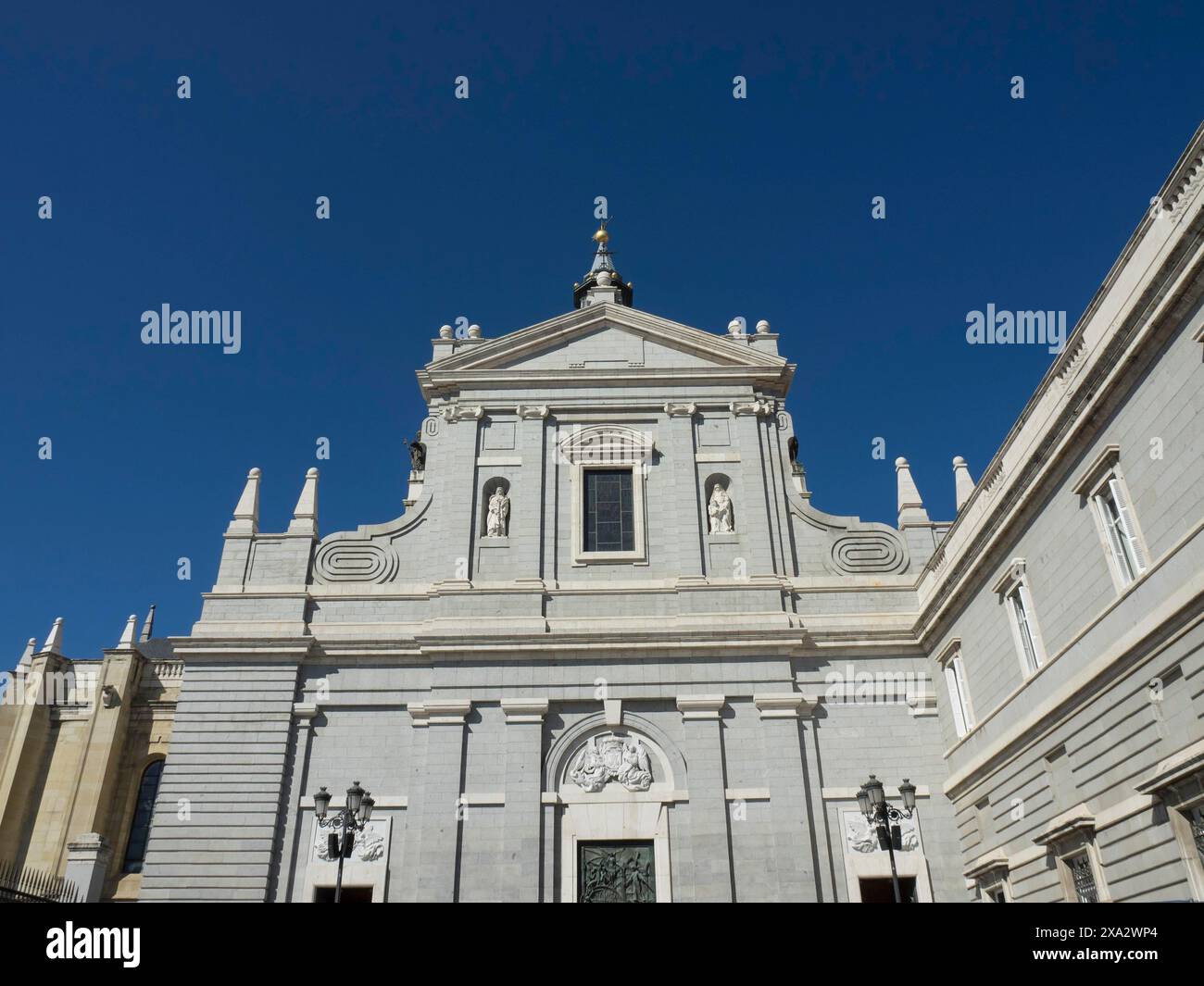 La photo montre la façade d'une église historique sous un ciel bleu clair, Madrid, Espagne Banque D'Images