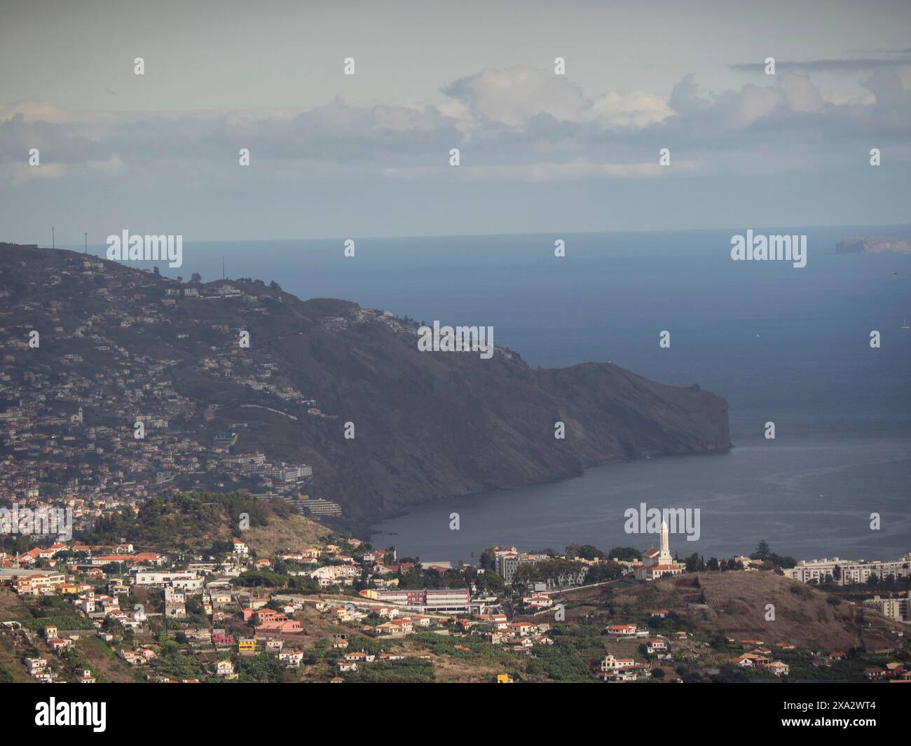 Une ville sur la côte avec des collines et la mer en arrière-plan, Madère, Portugal Banque D'Images