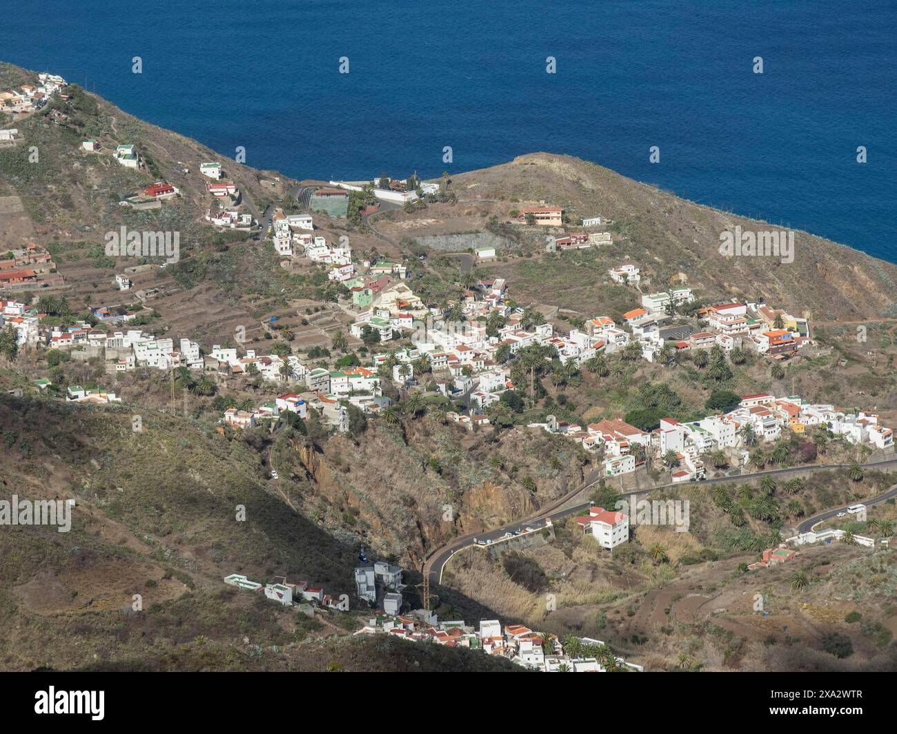 Village sur une crête surplombant la mer, tenerife, espagne Banque D'Images