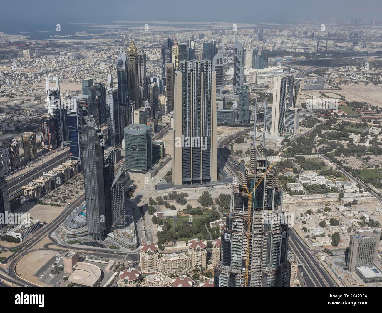 Vue aérienne d'une ville moderne avec de nombreux gratte-ciel et un large horizon, Dubaï, Émirats arabes Unis Banque D'Images