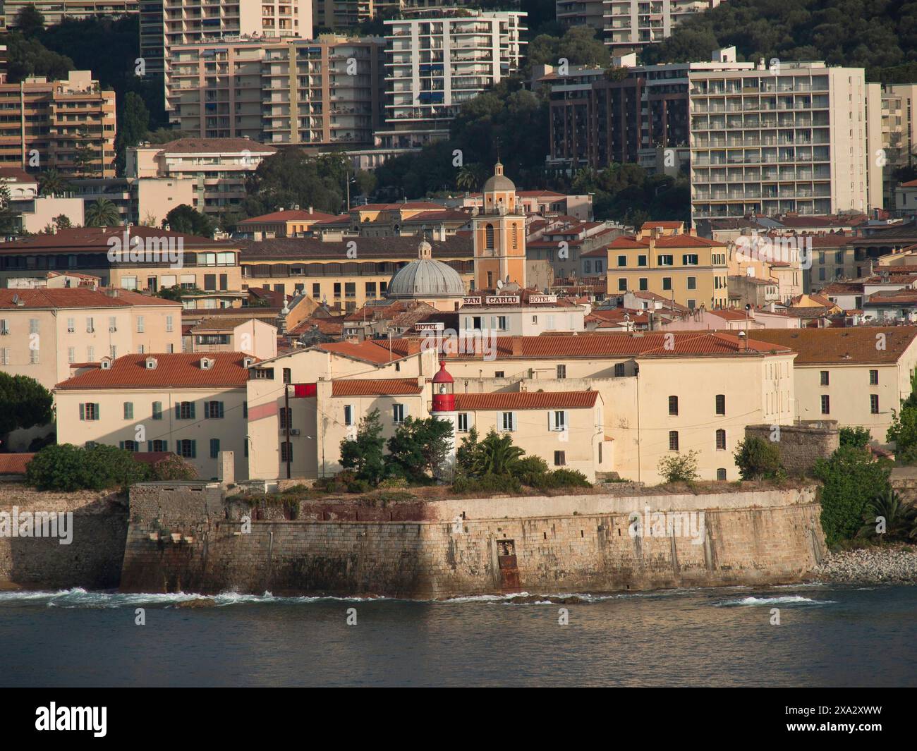 Vieille ville historique avec forteresse, dôme de l'église et divers bâtiments sur la côte, Corse, ajaccio, France Banque D'Images