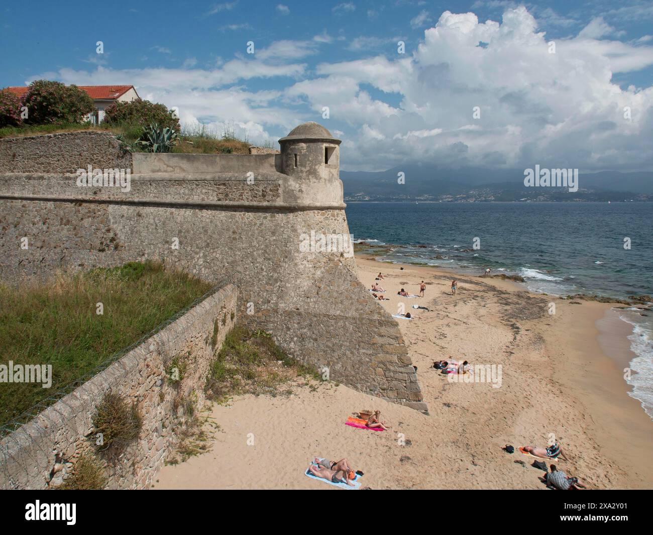 Forteresse historique sur la plage avec sable et mer bleue sous un ciel légèrement nuageux, Corse, ajaccio, France Banque D'Images