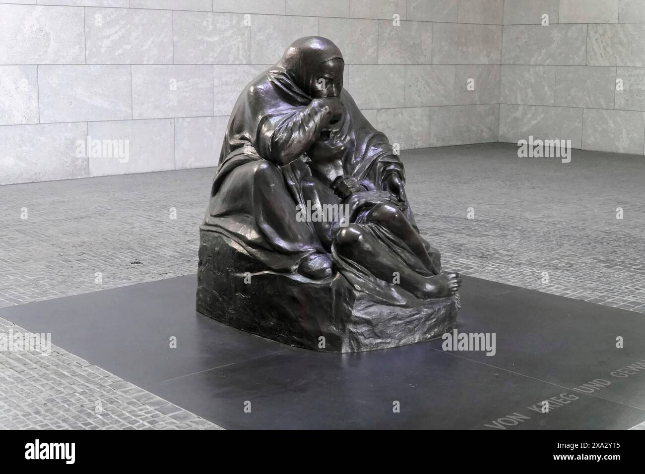 Pieta de Kaethe Kollwitz dans la Schinkelbau Neue Wache unter den Linden à Berlin, Berlin, Allemagne, Europe, triste sculpture d'une mère avec son enfant Banque D'Images