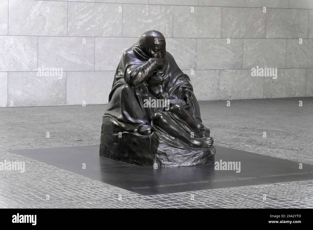 Pieta de Kaethe Kollwitz dans la Schinkelbau Neue Wache unter den Linden à Berlin, Berlin, Allemagne, Europe, sculpture en bronze d'une mère avec un enfant Banque D'Images