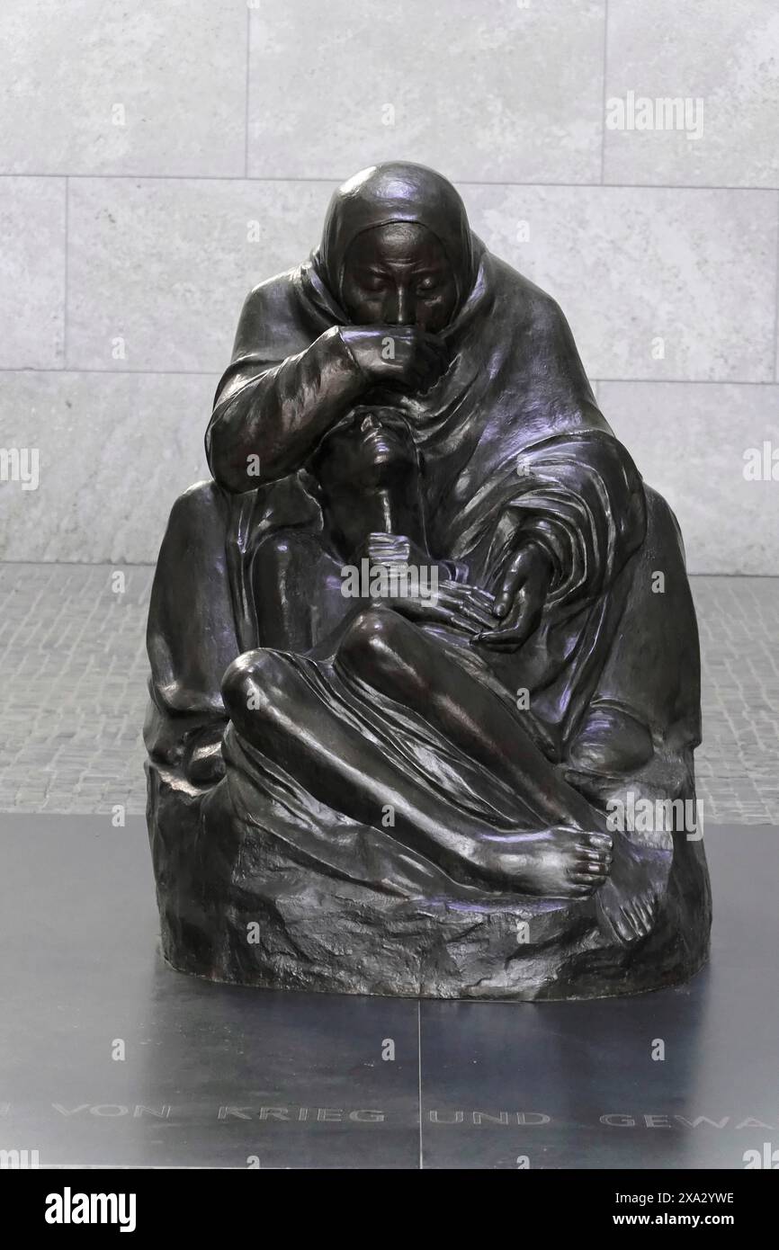 Pieta de Kaethe Kollwitz dans la Schinkelbau Neue Wache unter den Linden à Berlin, Berlin, Allemagne, Europe, Une sculpture en bronze à Berlin montrant un Banque D'Images