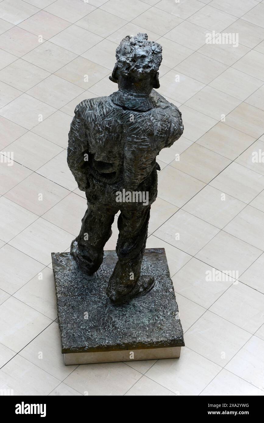 Une sculpture en bronze d'un homme debout vu de derrière, Willy-Brandt-Haus, SPD Headquarters, Berlin, Berlin, Allemagne Banque D'Images