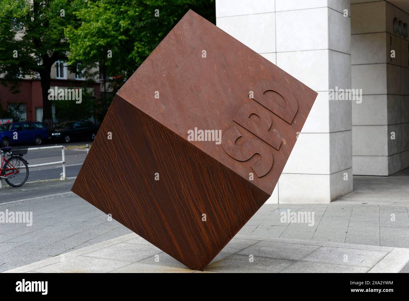 Cube rouge-brun avec inscription SPD devant un bâtiment moderne sur une rue avec un vélo en arrière-plan, Willy-Brandt-Haus, siège du SPD Banque D'Images