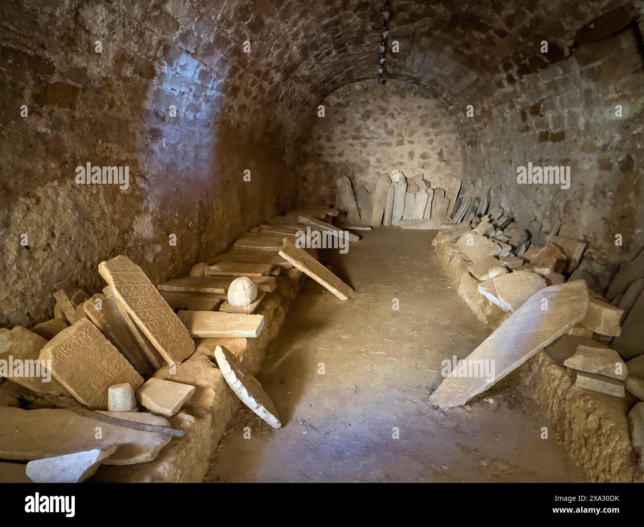 Stèles funéraires conservées de la période ottomane occupation de l'Empire ottoman dans d'anciennes casemates dans le sous-sol d'un ancien entrepôt historique Banque D'Images