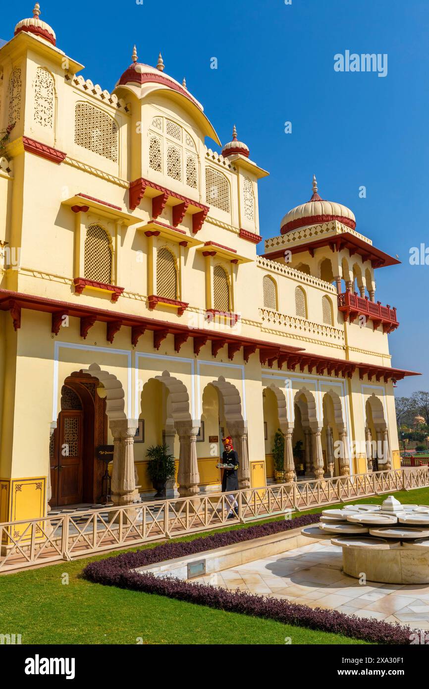 Serveur au Rambagh Palace Hotel, Jaipur, Rajasthan, Inde, Asie du Sud. Banque D'Images