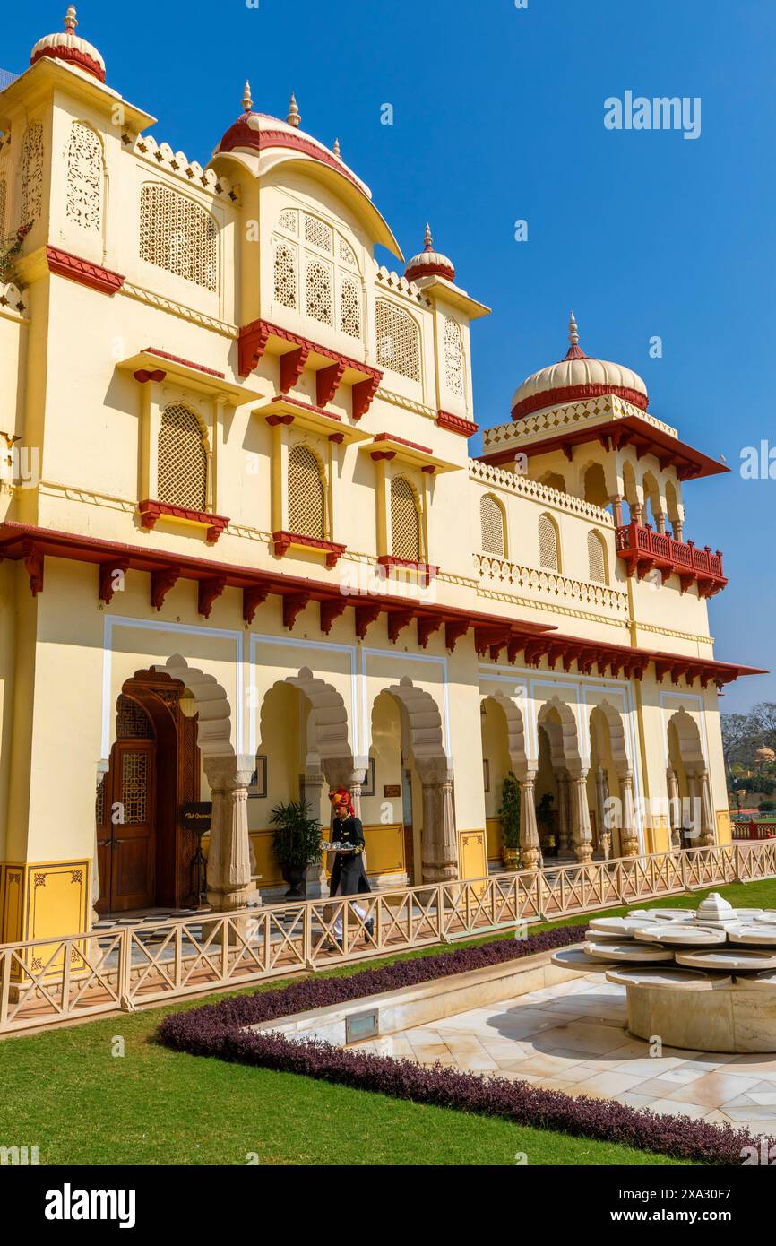 Serveur au Rambagh Palace Hotel, Jaipur, Rajasthan, Inde, Asie du Sud. Banque D'Images
