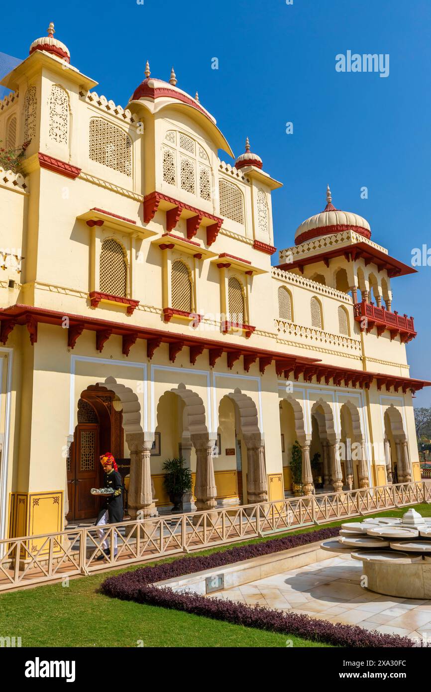 Serveur au Rambagh Palace Hotel, Jaipur, Rajasthan, Inde, Asie du Sud. Banque D'Images